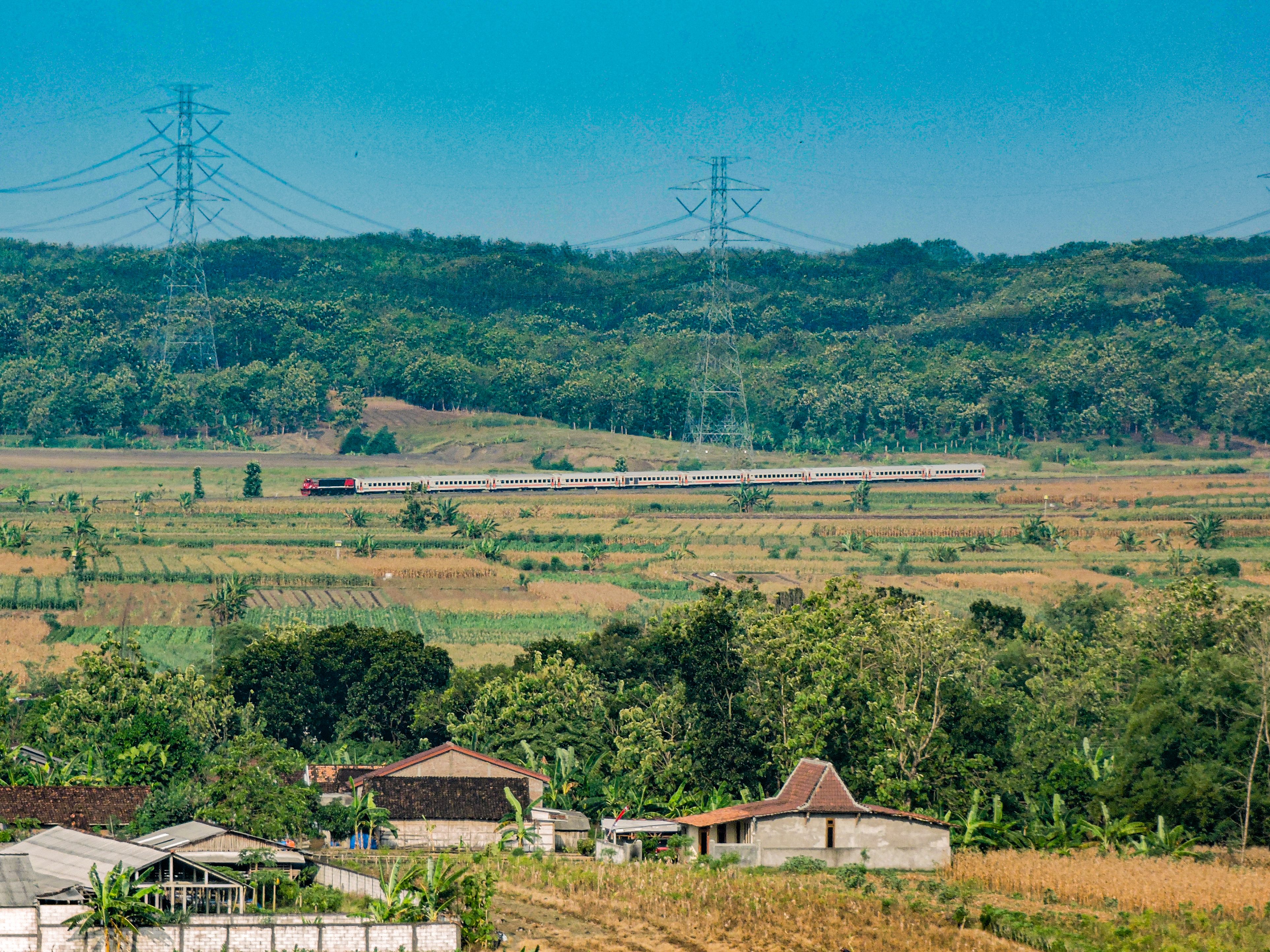 Matarmaja melintasi pedesaan dan pematang sawah