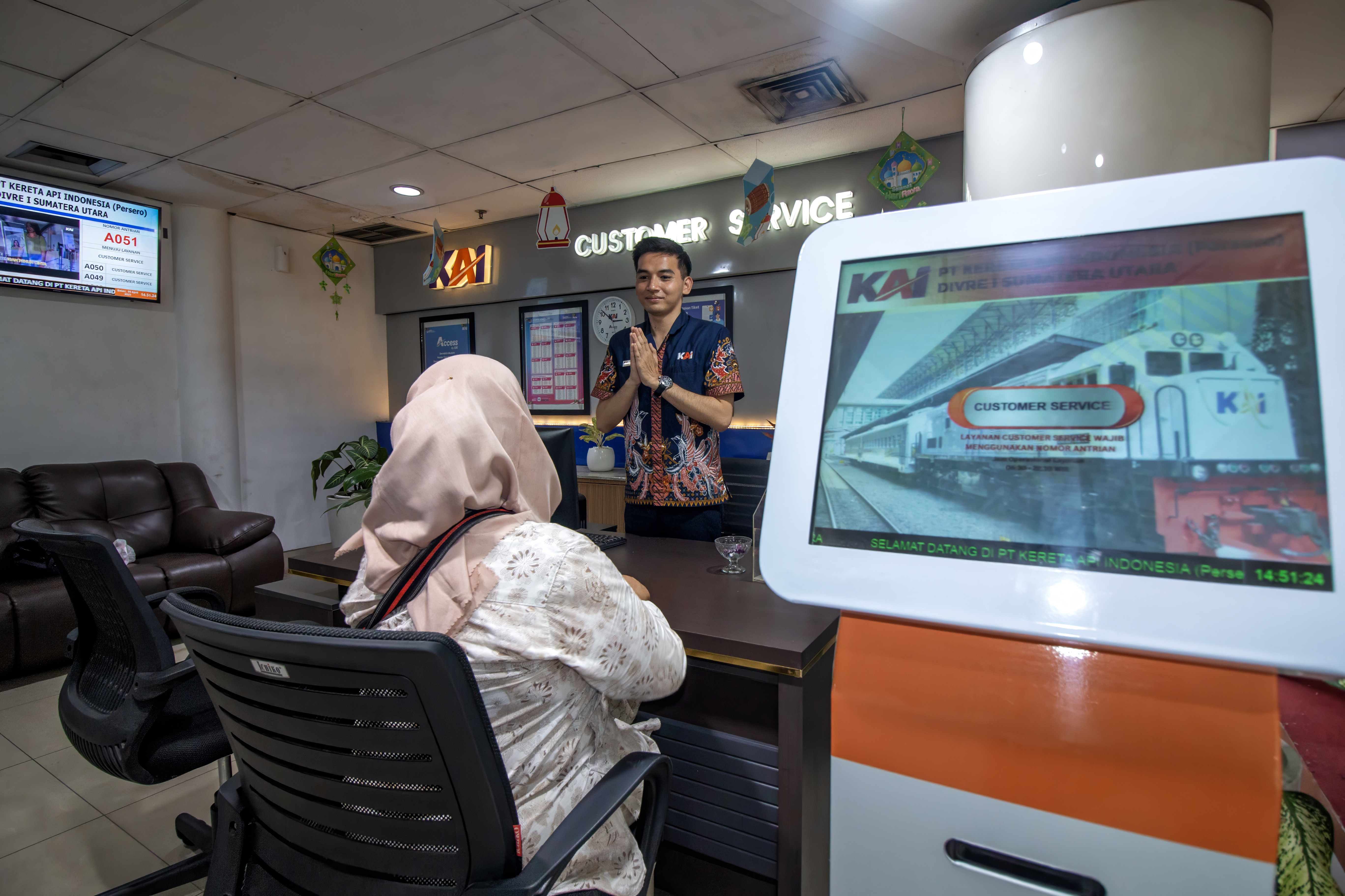 Pelayanan ramah dari CS Kereta api