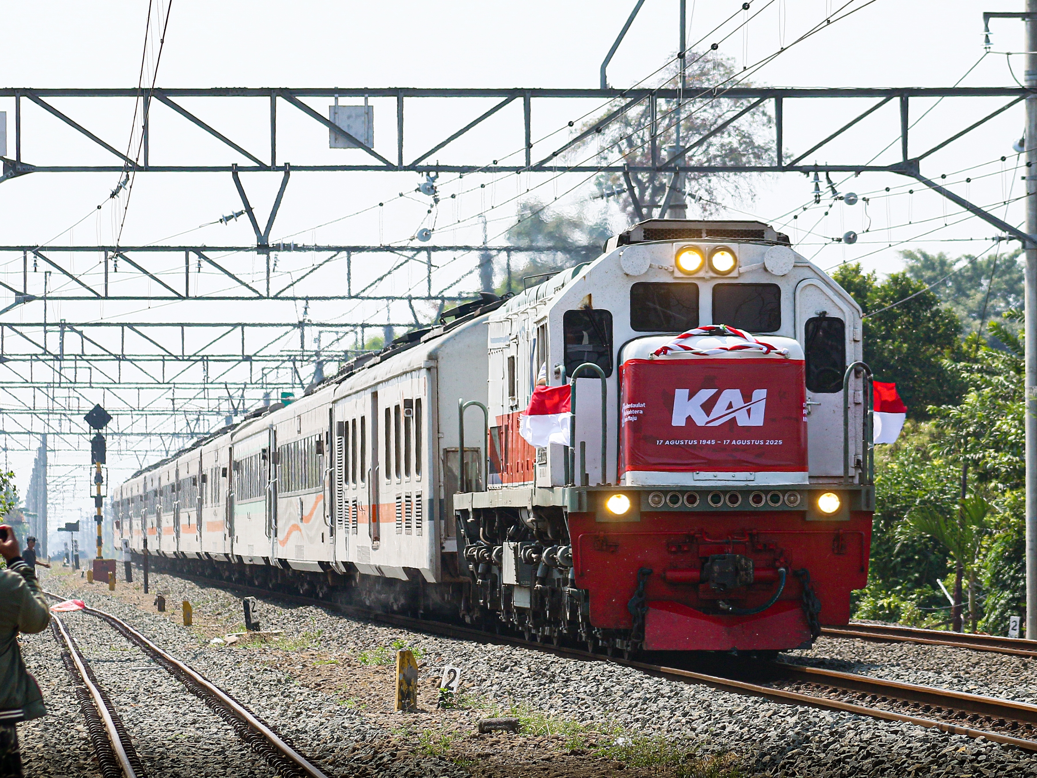 Pernak-pernik Lokomotif hiasan dikala menyambut Hari Merdeka