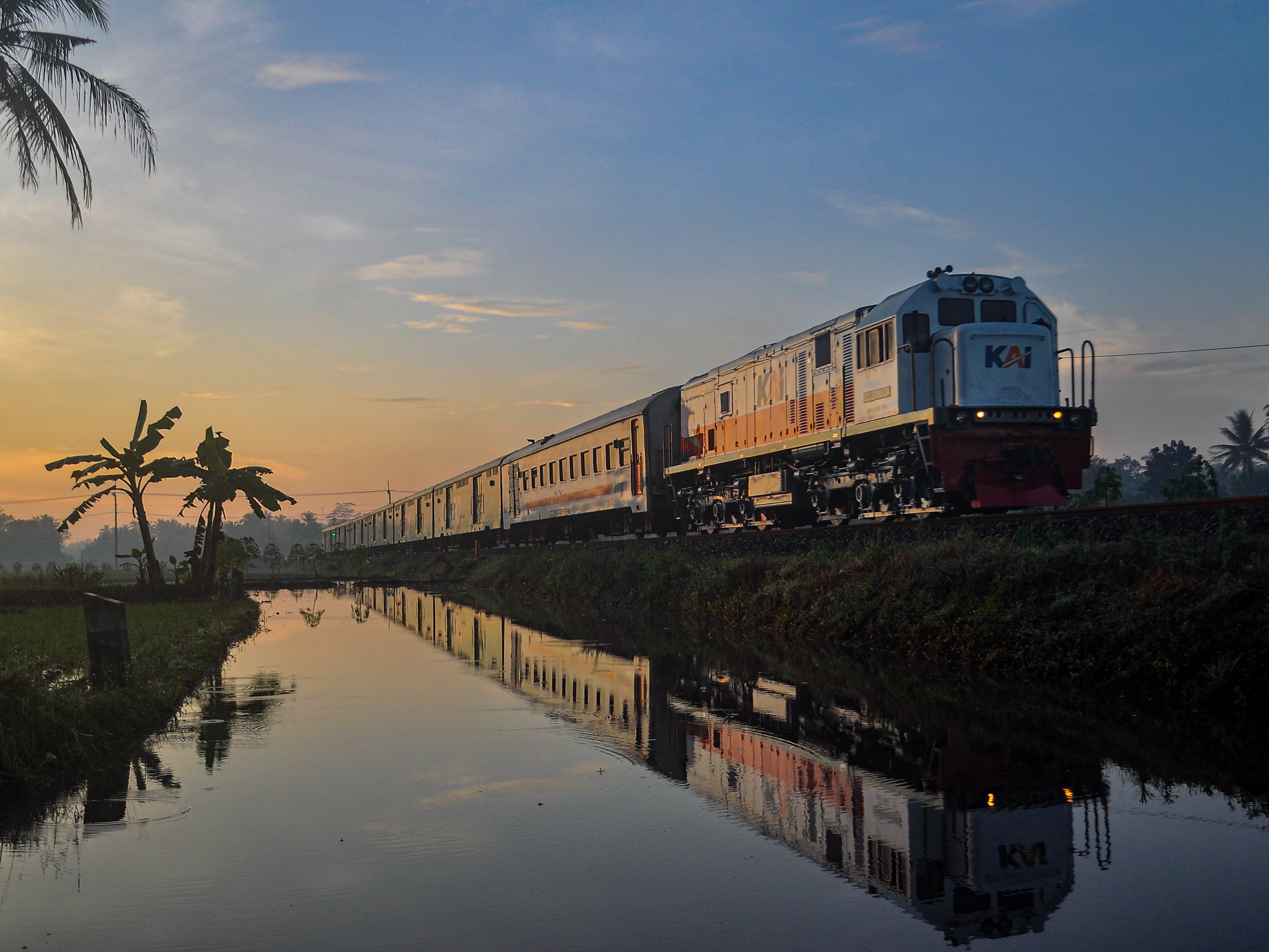 Kereta Parcel Selatan menembus pagi hari yang cerah