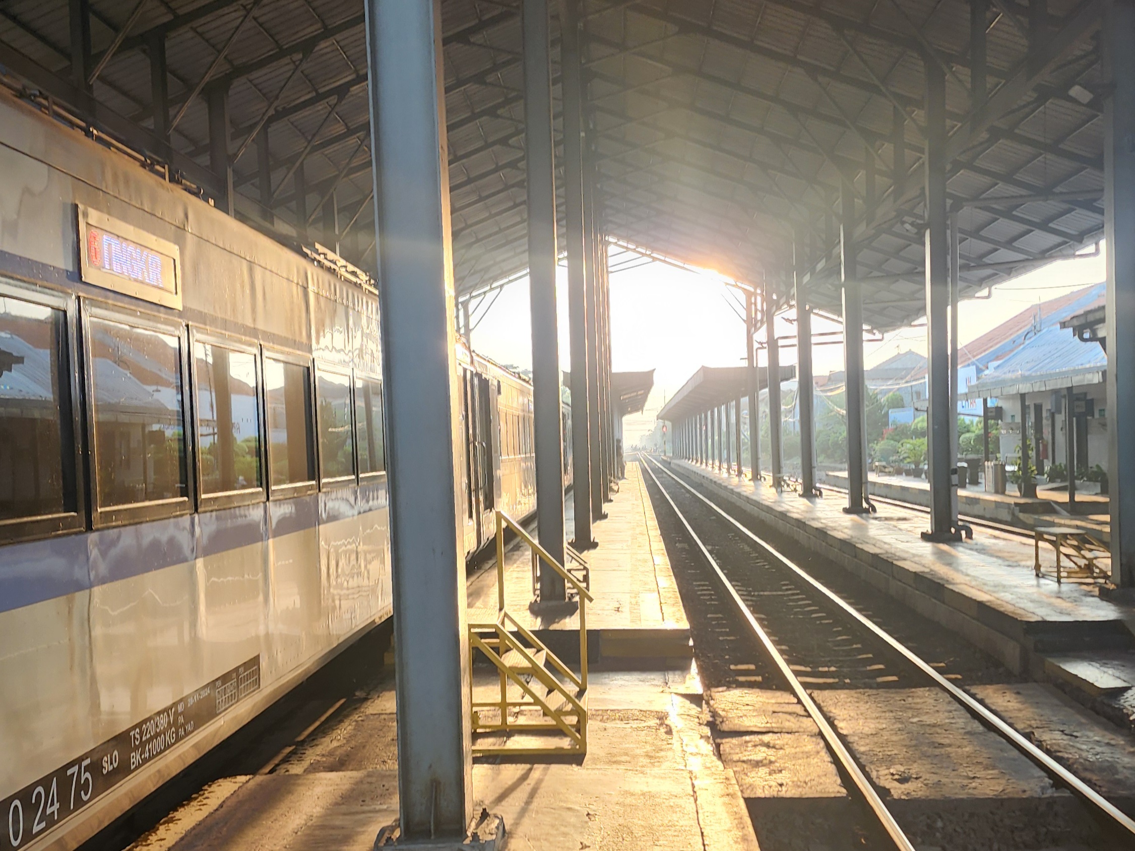 Kereta Jaka Tingkir di Stasiun Haurgeulis