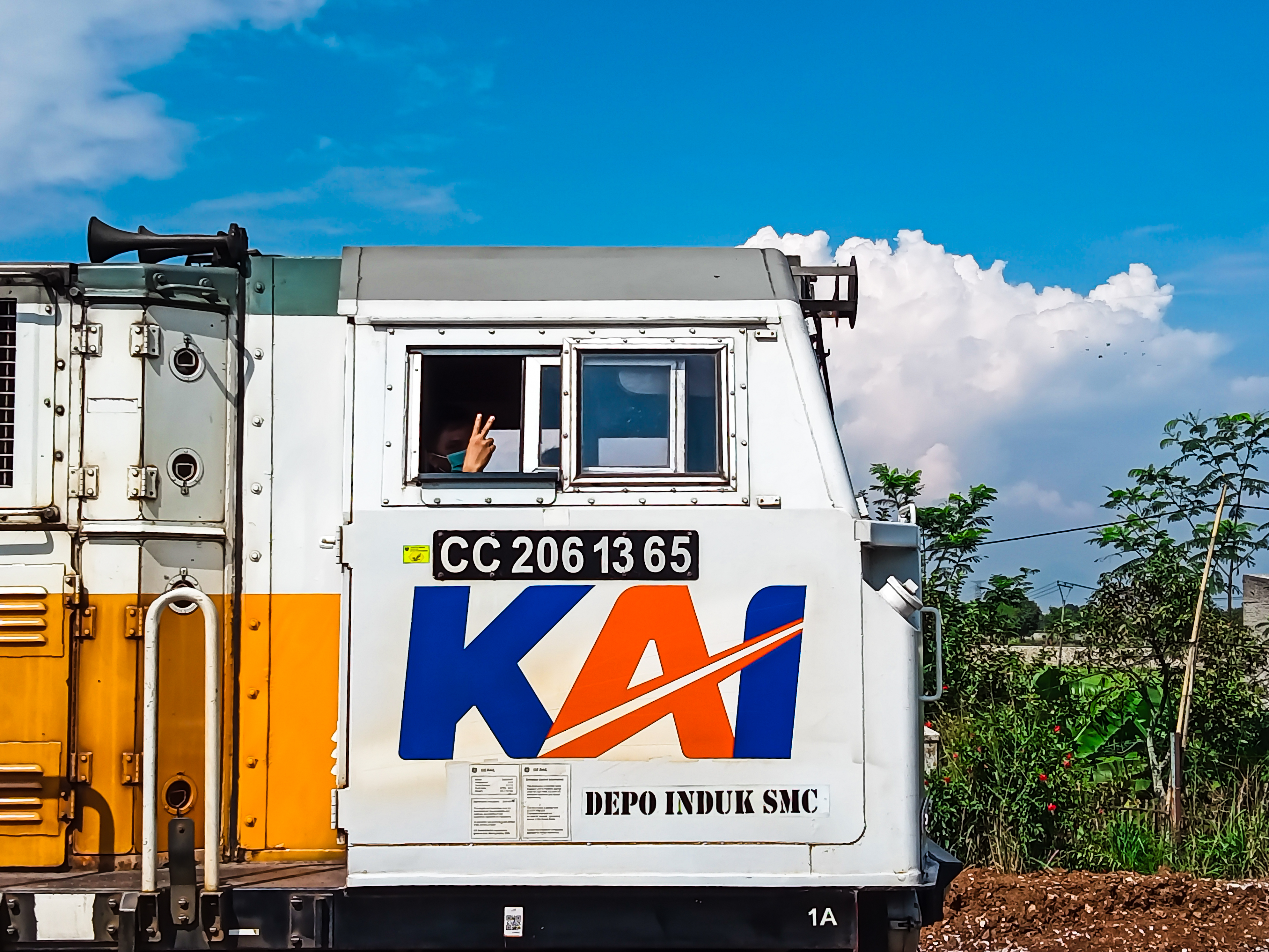 Salam 2 Jari dari Masinis KA Parcel Selatan