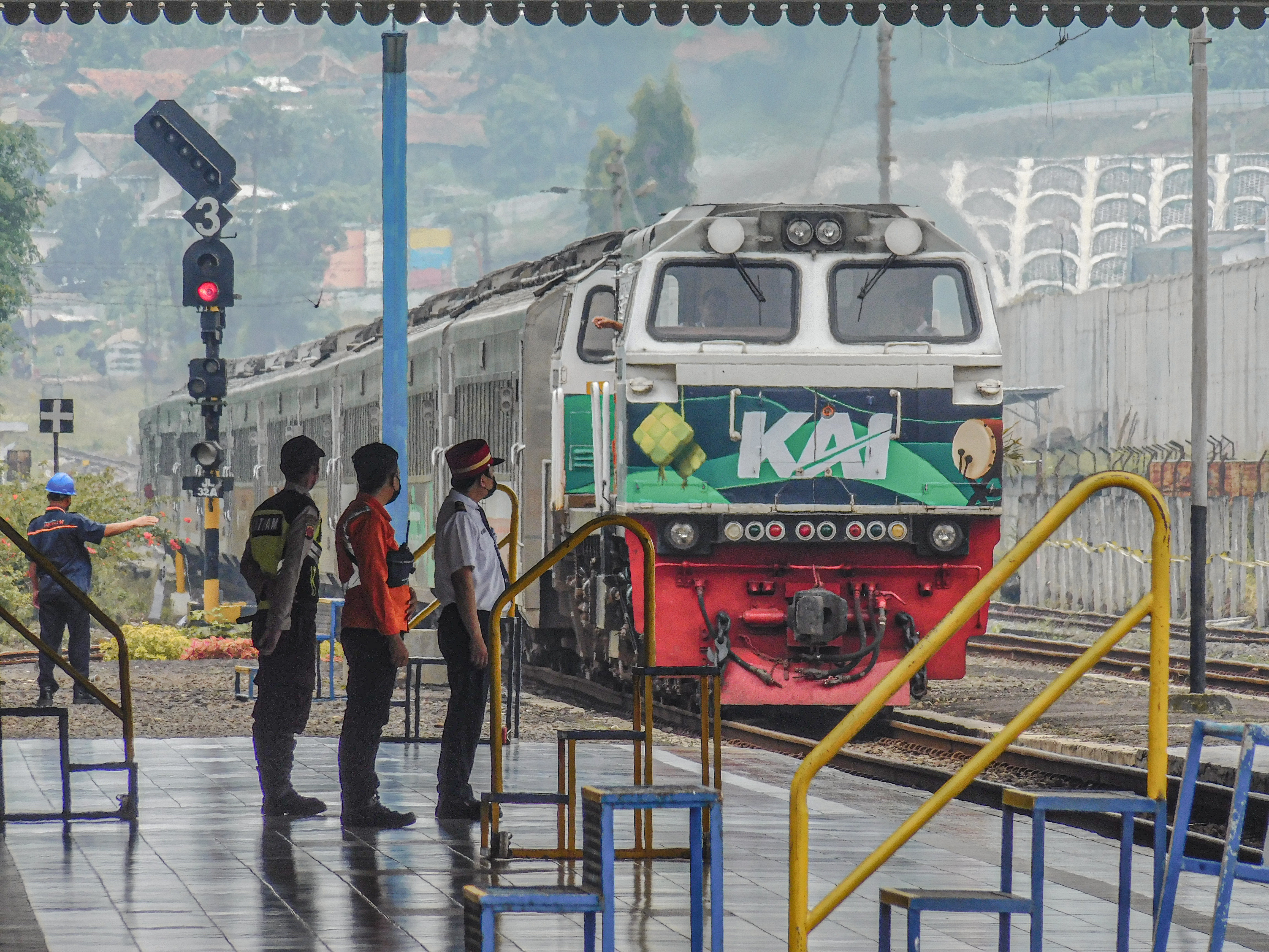 kereta argo parahyangan melintas langsung stasiun padalarang