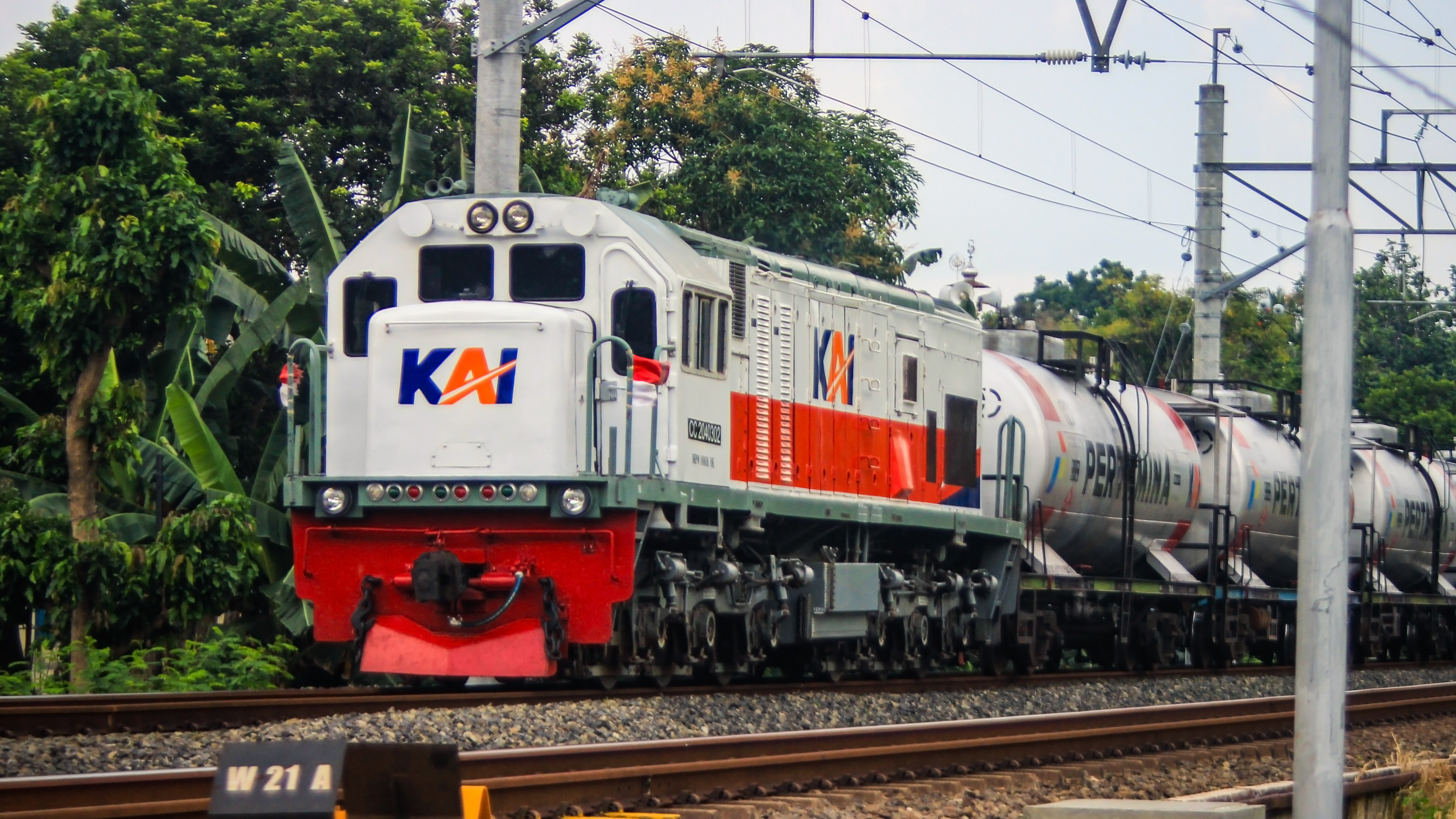 Kereta Tangker CC 204 03 02 Melintas di Stasiun Maguwo