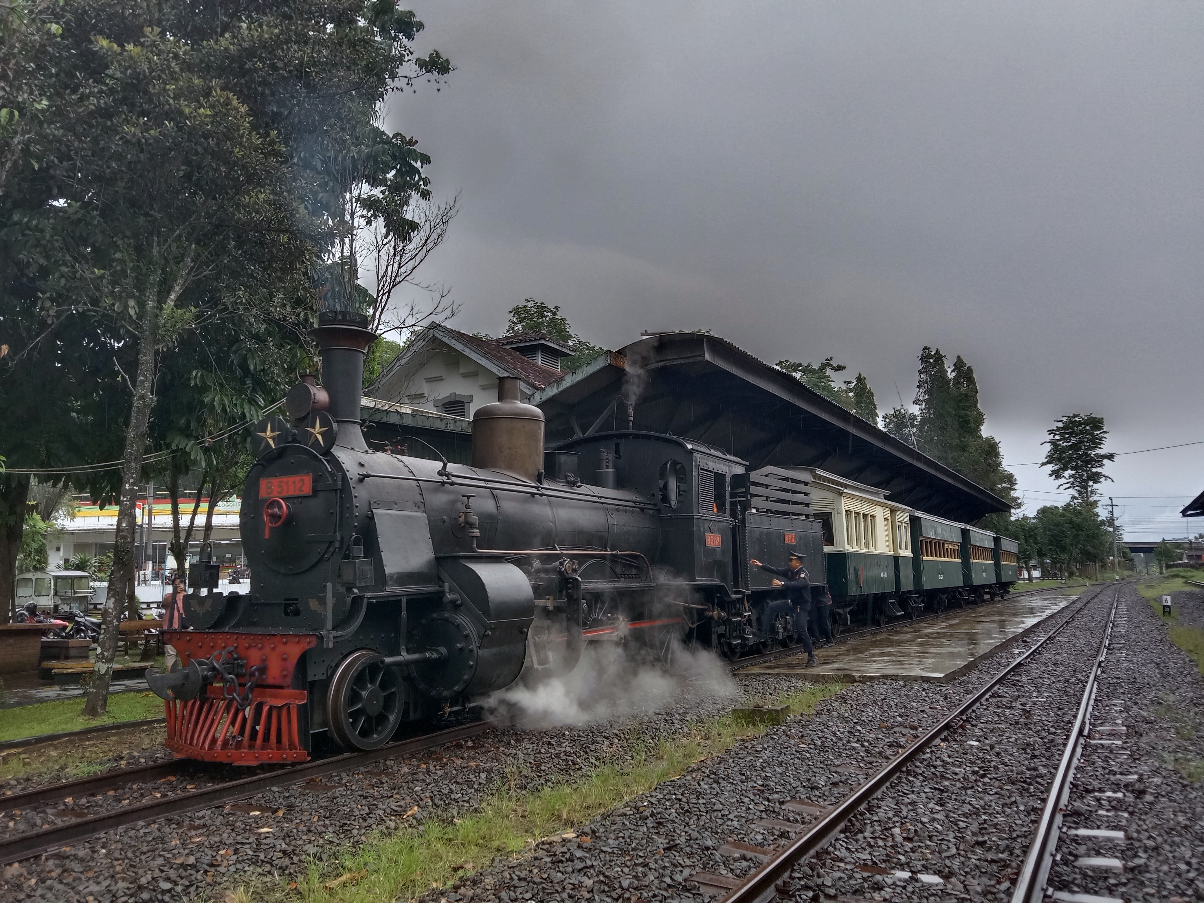 Lokomotif B51 yang sedang bertugas menarik KA Wisata Baru Klinting Ambarawa Tuntang