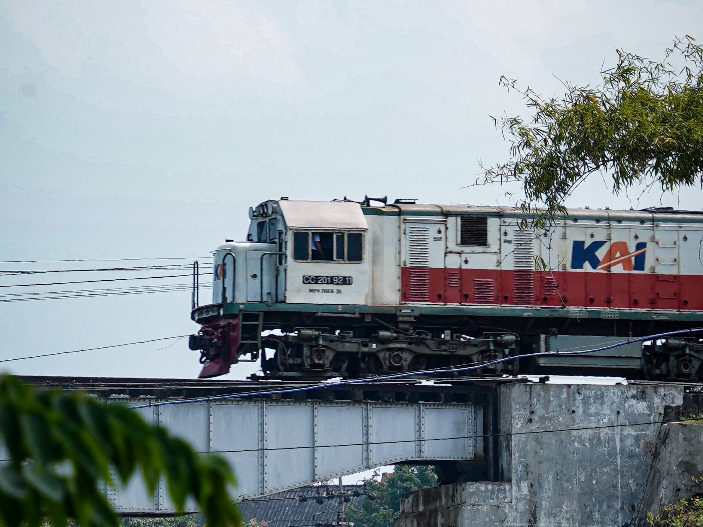 Kereta Tawangalun melintasi Jembatan Sungai Brantas Kampung warna warni Jodipan, Malang