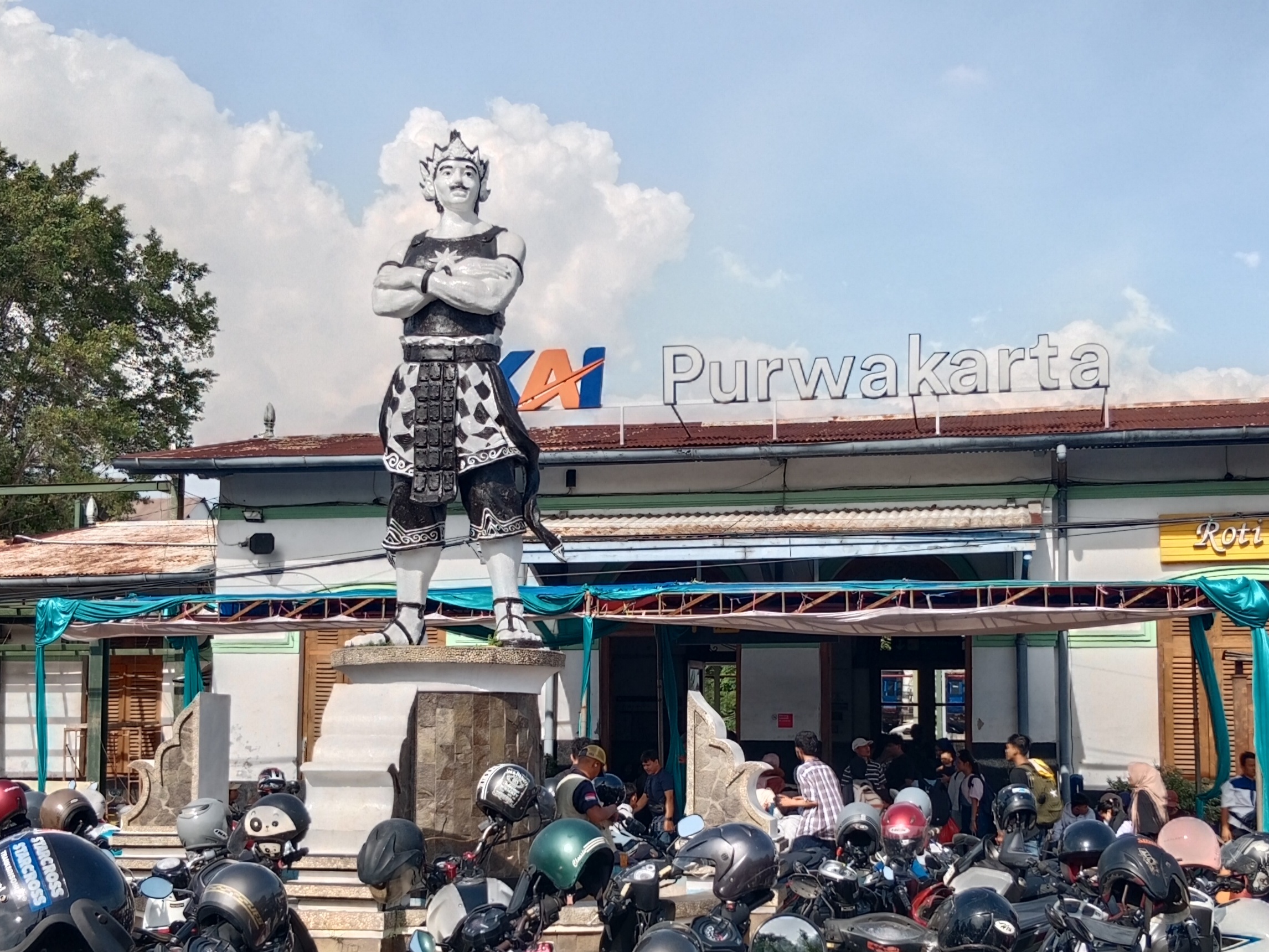 Menunggu transit di Stasiun Purwakarta