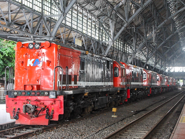 Barisan Lokomotif Red And Blue