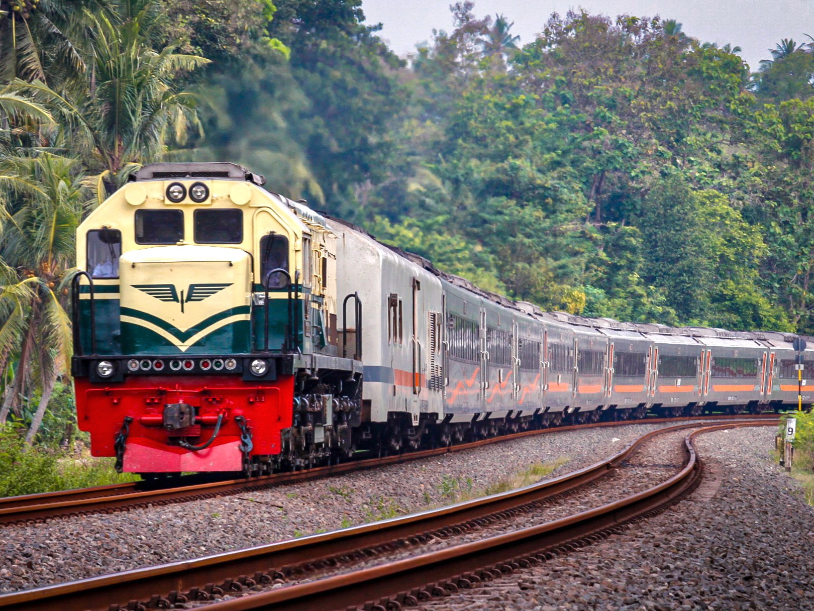 Kereta Gajahwong Memakai Lok Vintage PJKA