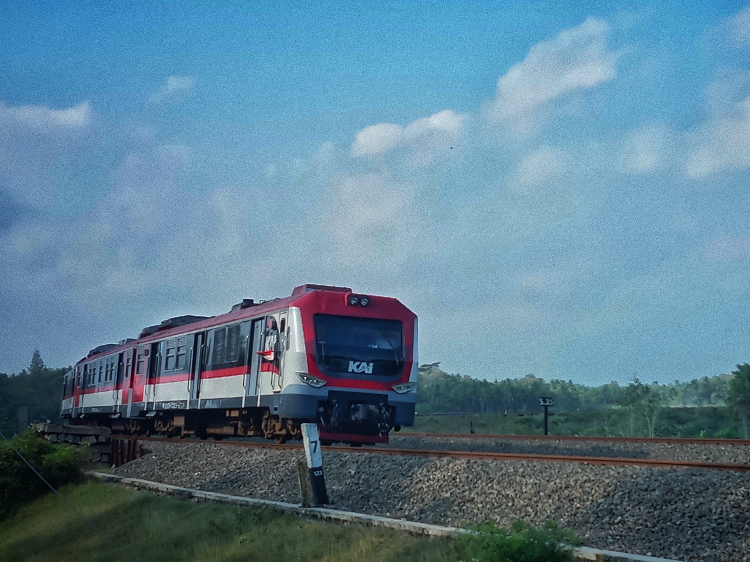 "Raungan Diesel Membelah Abadi: Di Mana Kecepatan Menemukan Keheningan."