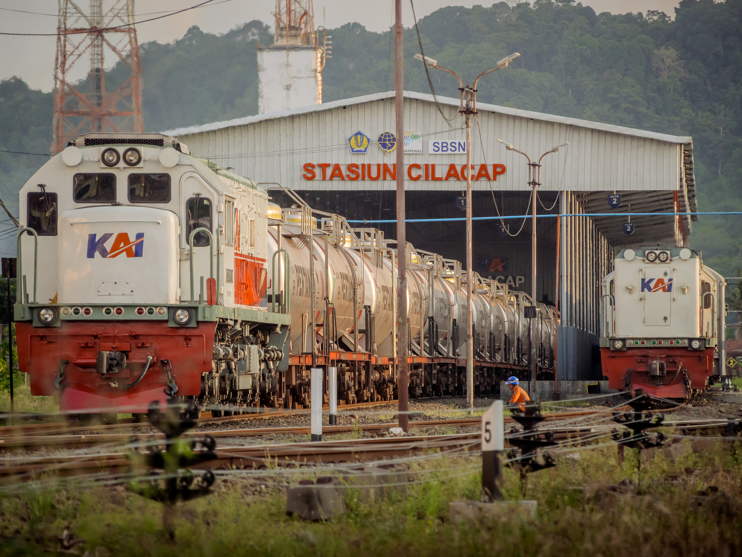 Aktivitas senja di Stasiun ujung selatan Pulau Jawa