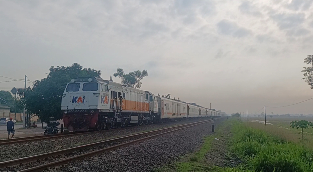 KA Parahyangan saat Mentari Pagi dan Asisten Masinis Menyapa