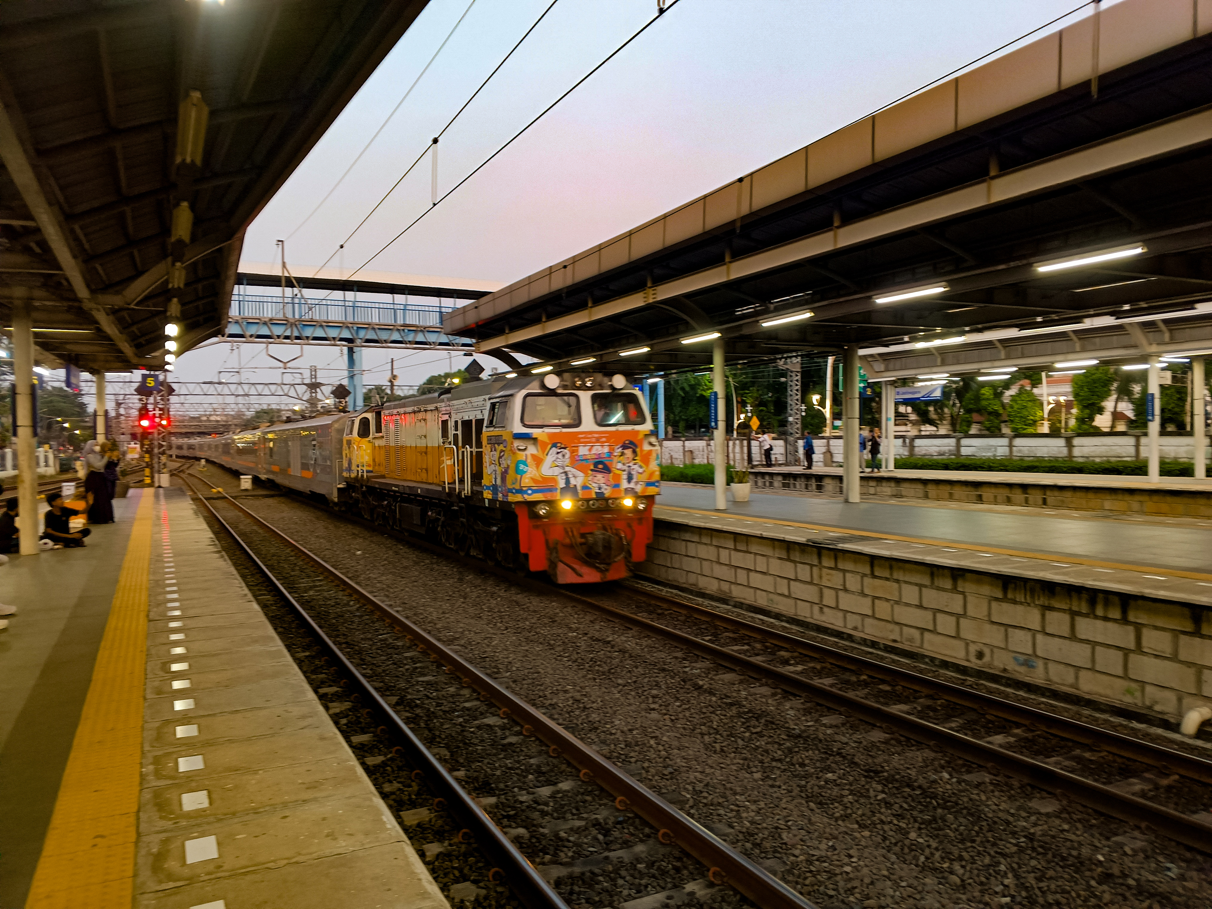 KA PAPANDAYAN 129 MASUK SEBUAH STASIUN