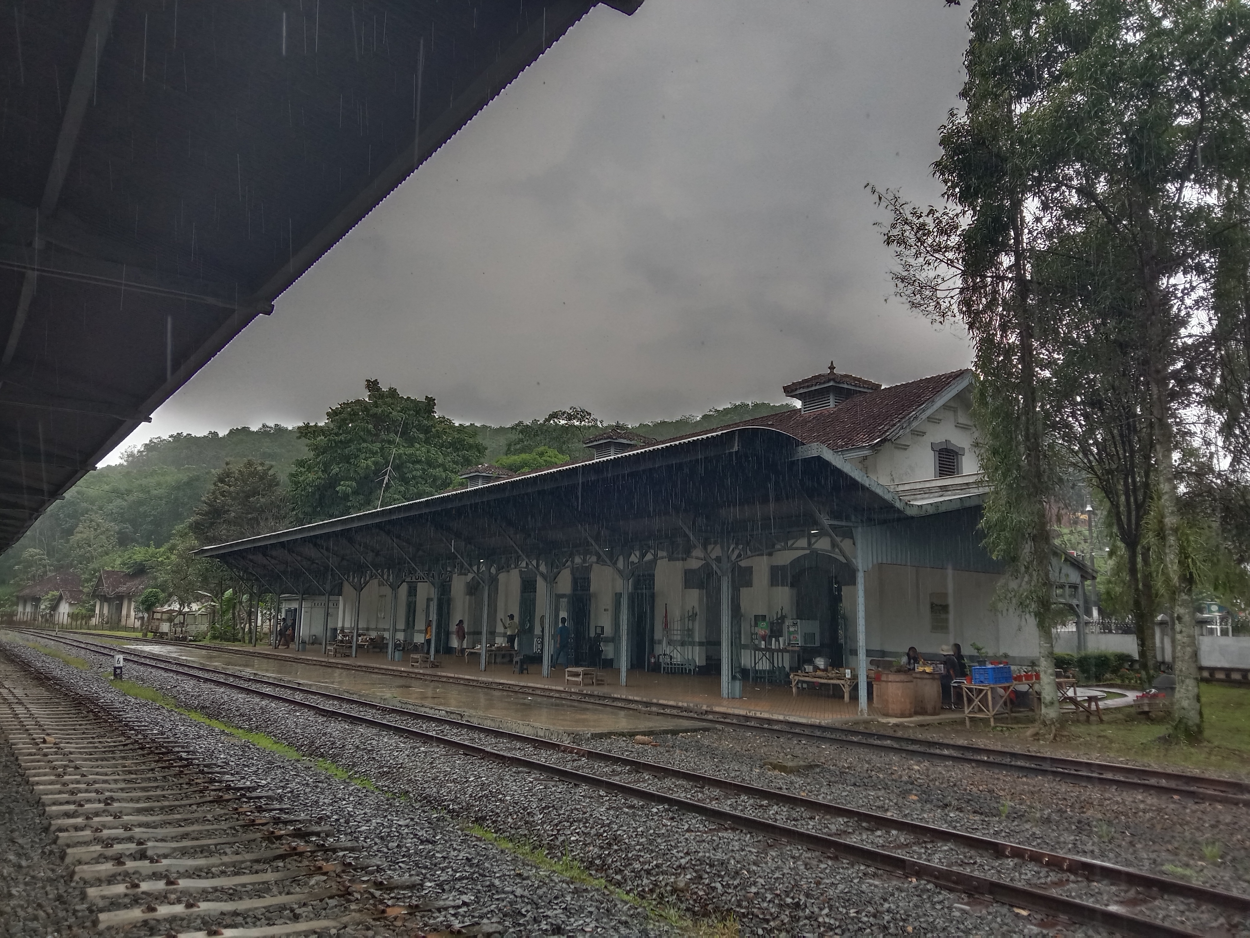 Suasana di Stasiun Tuntang pada sore hari setelah hujan turun