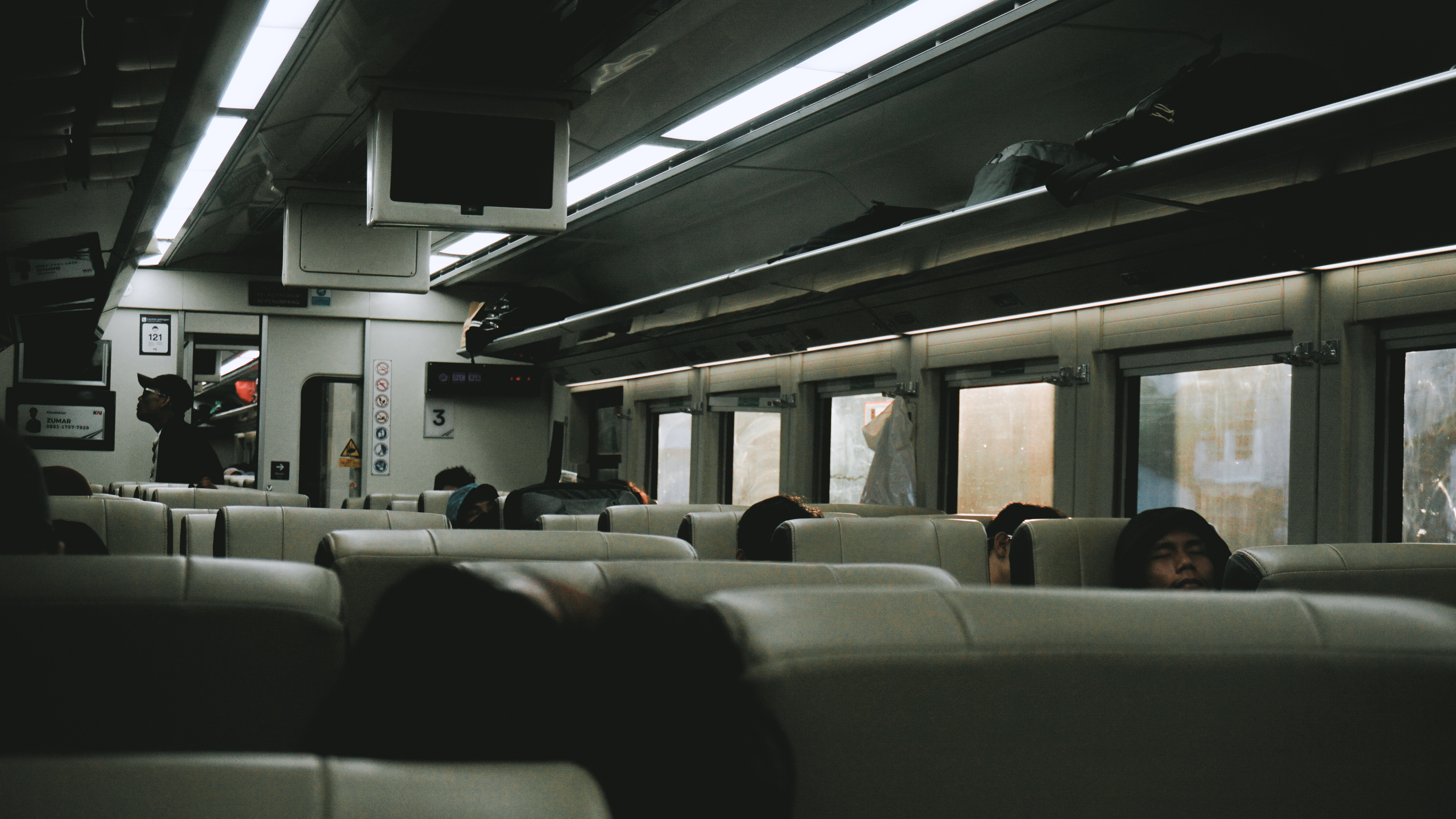 Suasana didalam Kereta Api Mutiara Selatan di pagi hari