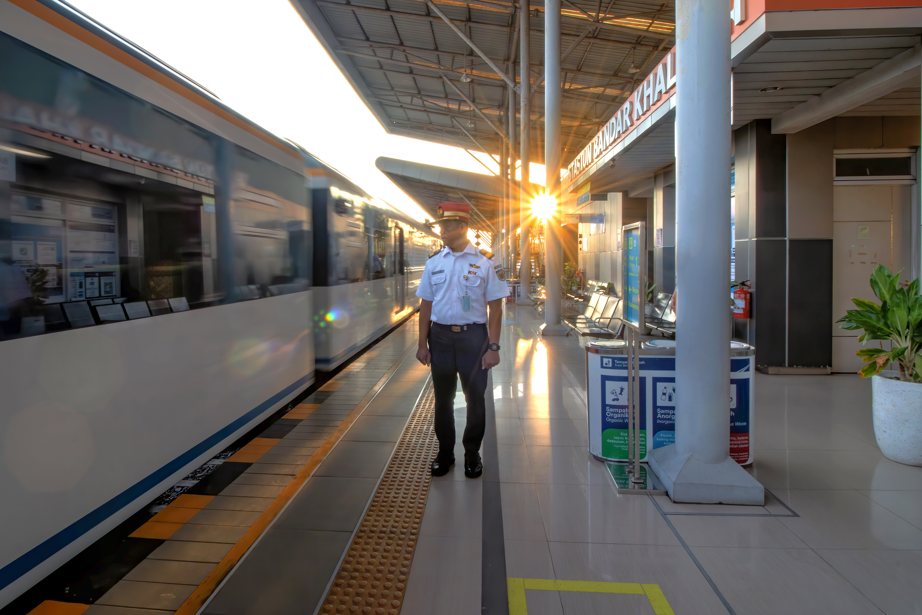 PPKA Stasiun Bandar Khalipah mengawasi kelancaran Kereta api