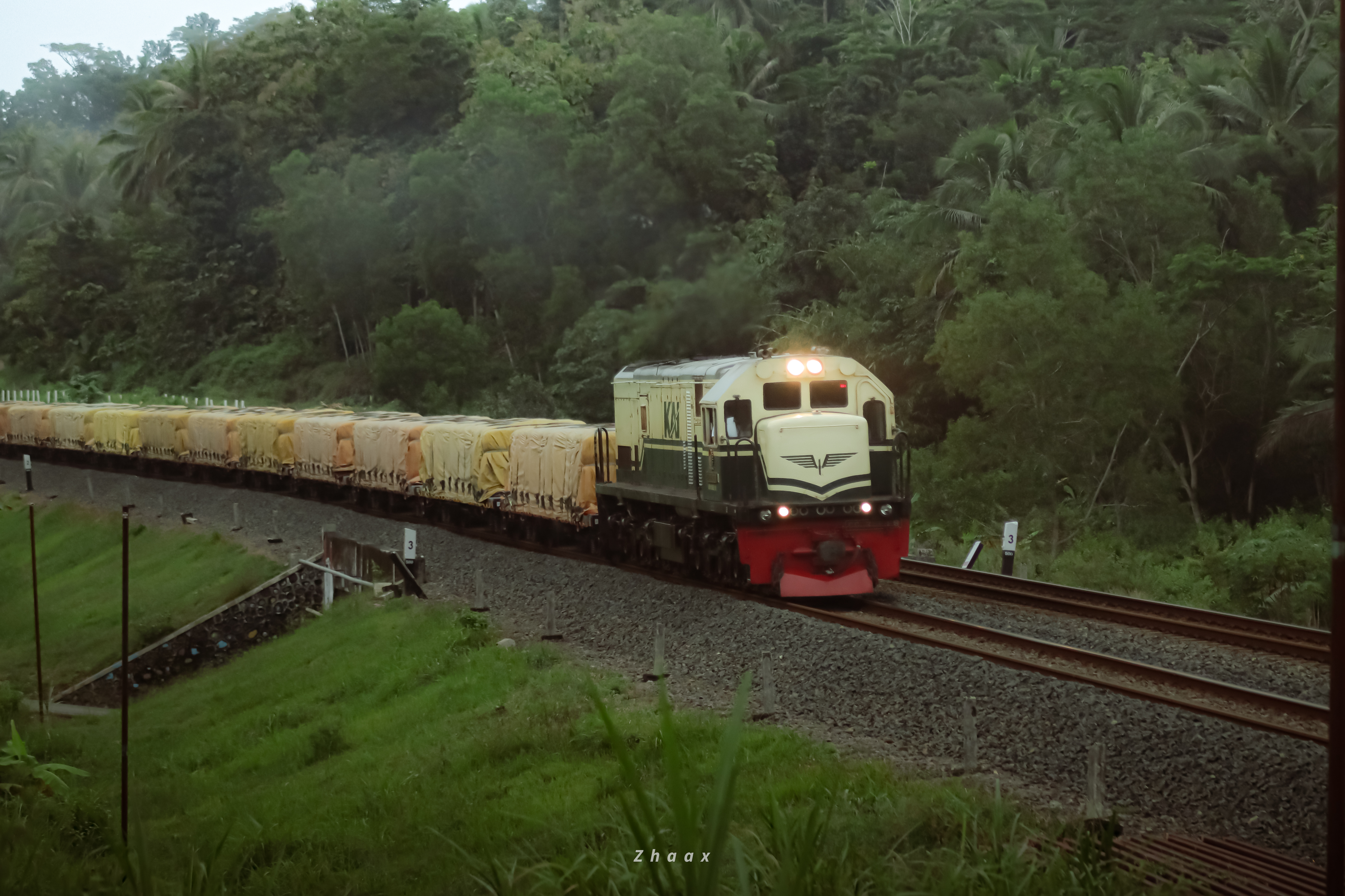 Deru besi roda kereta semen yang di hela lokomotif spesial