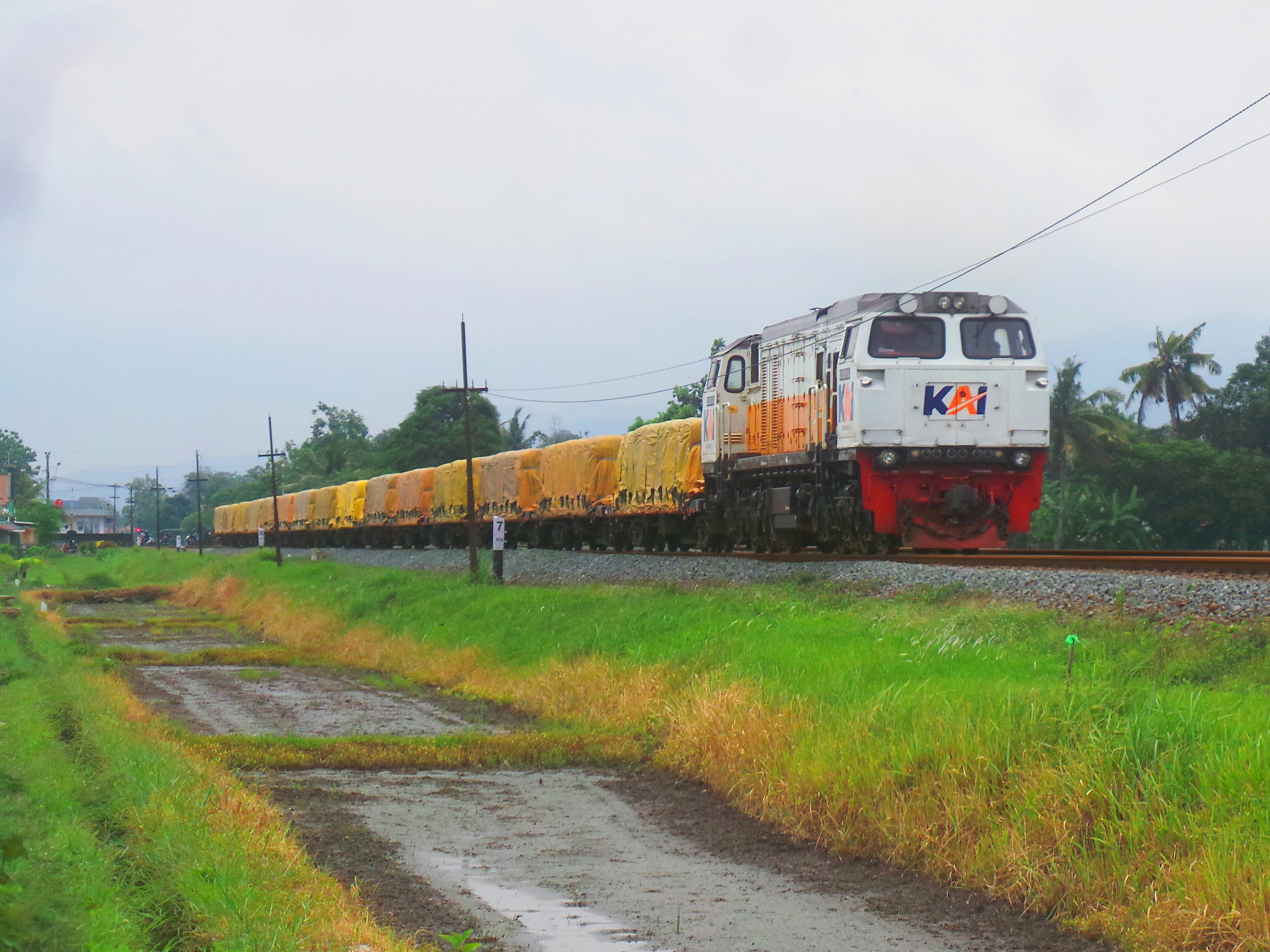 KA Barang Membawa Muatan Semen