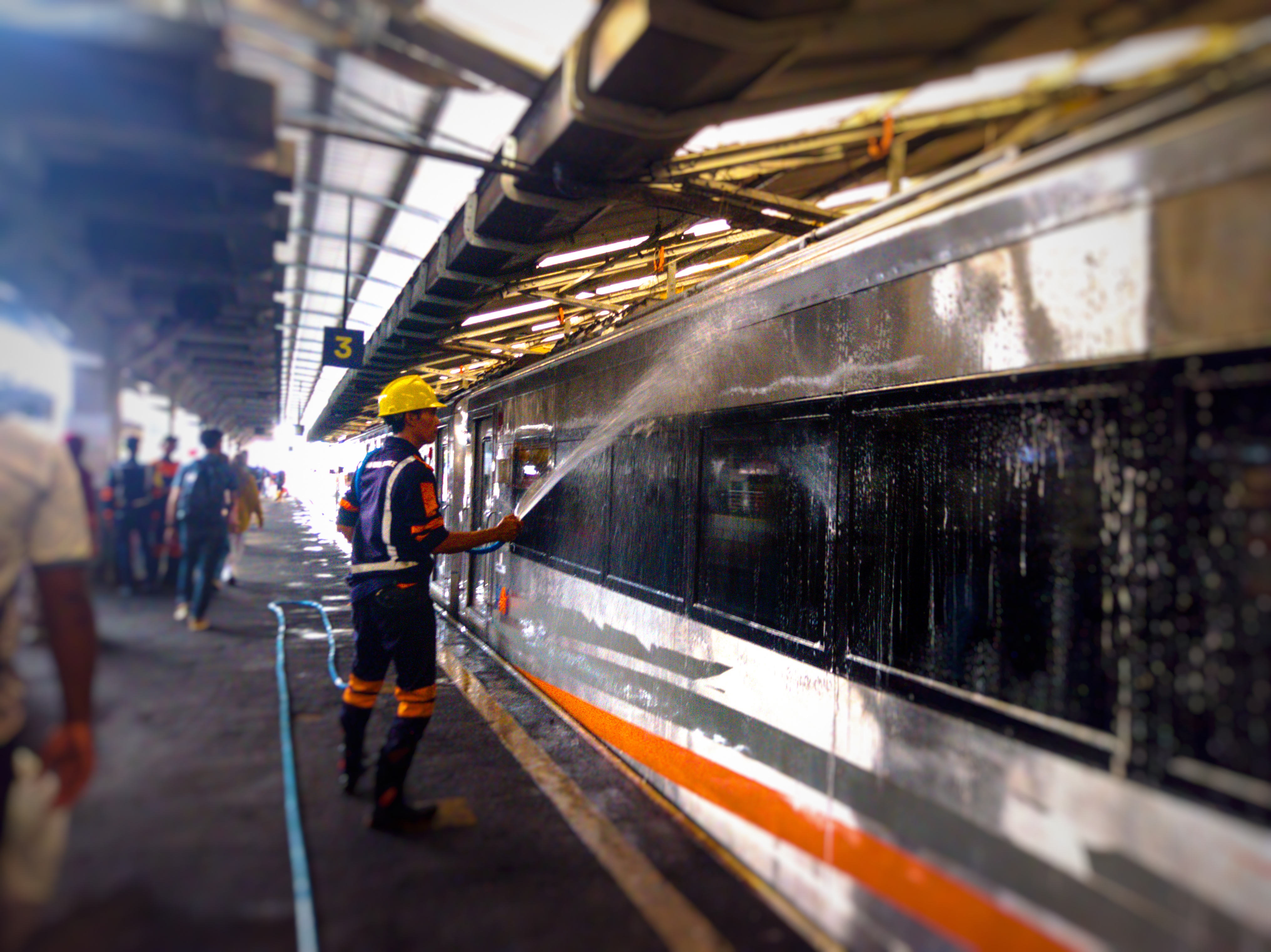 Petugas Cuci Kereta Sedang Mencuci Kereta K1SS Bekas Rangkaian KA Parahyangan (136)