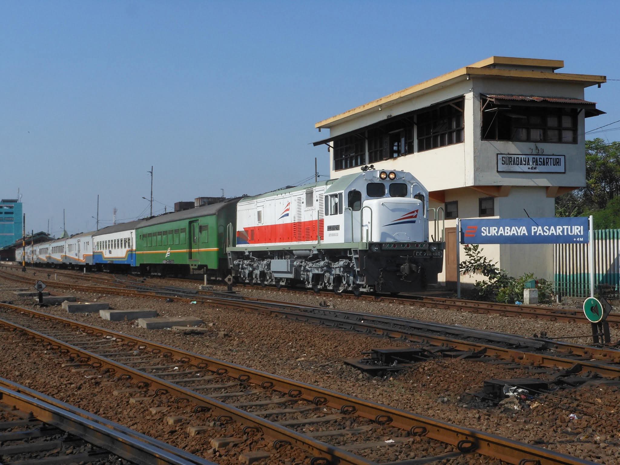 KA Rajawali tujuan Semarang Tawang meninggalkan Stasiun Surabaya Pasar Turi