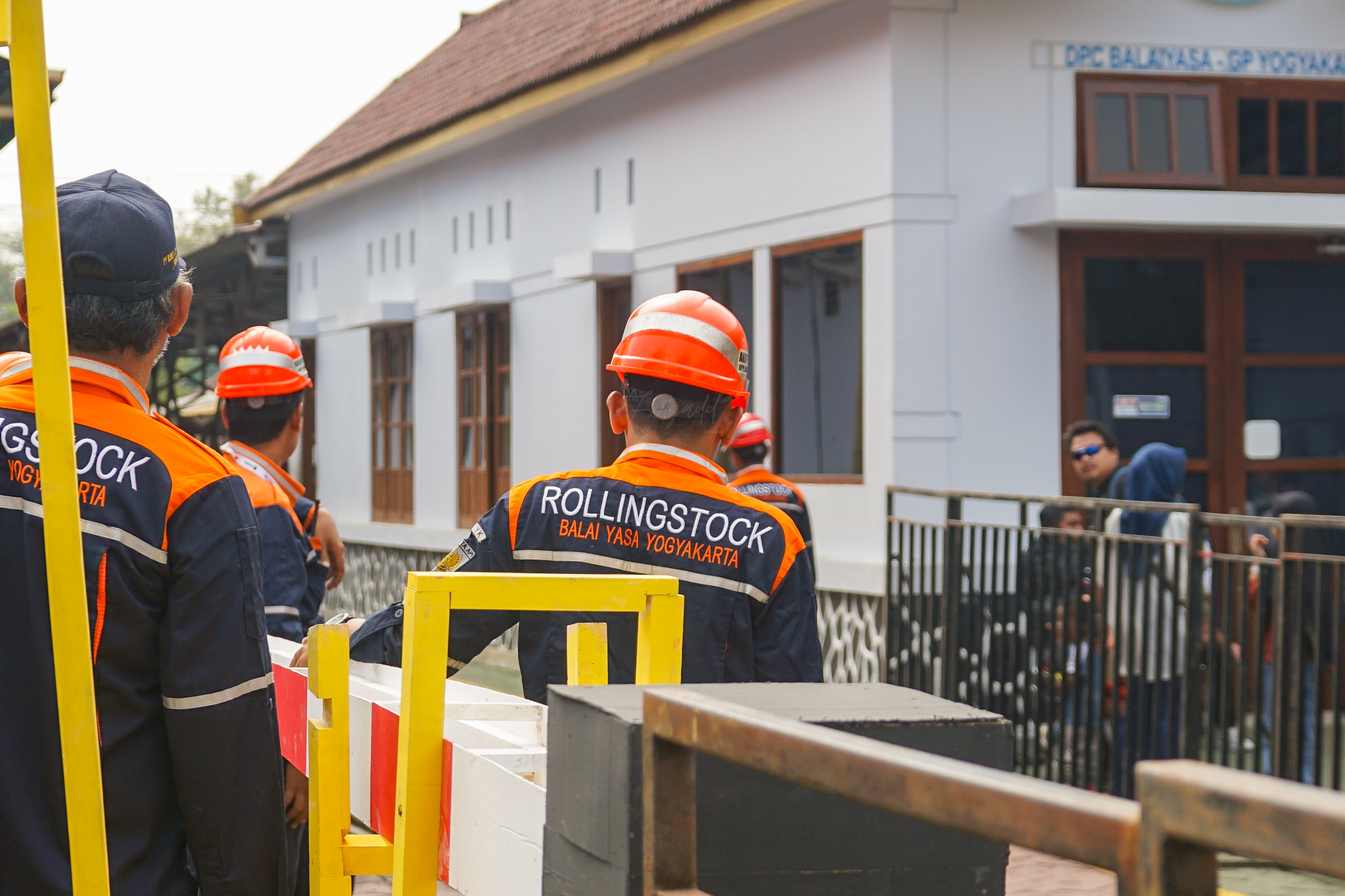 Petugas Rollingstock Balai Yasa Yogyakarta di Jogja Spoor Festival 2024
