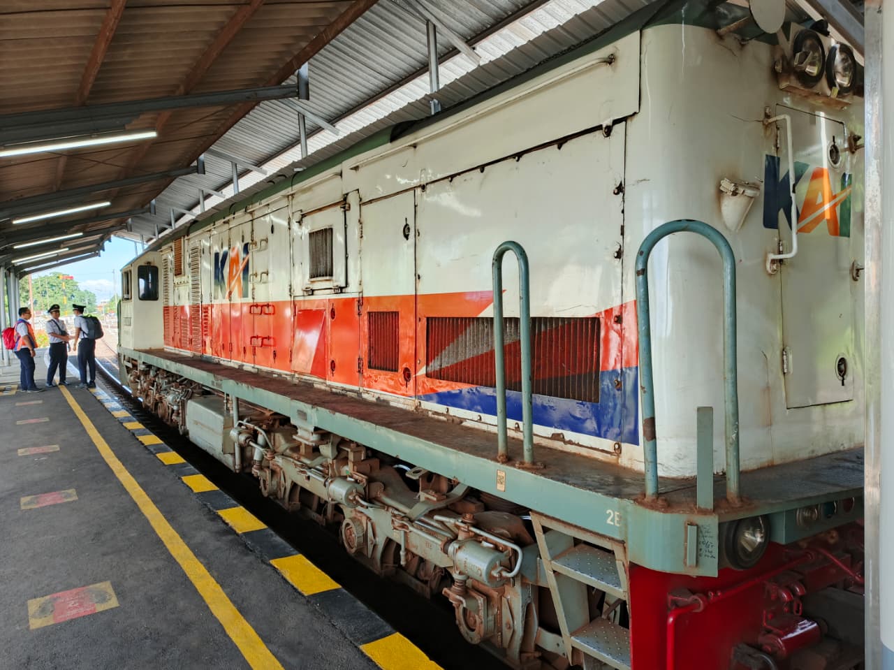 CC 201 83 27 YK sebagai lokomotif dinas KA Sri Tanjung