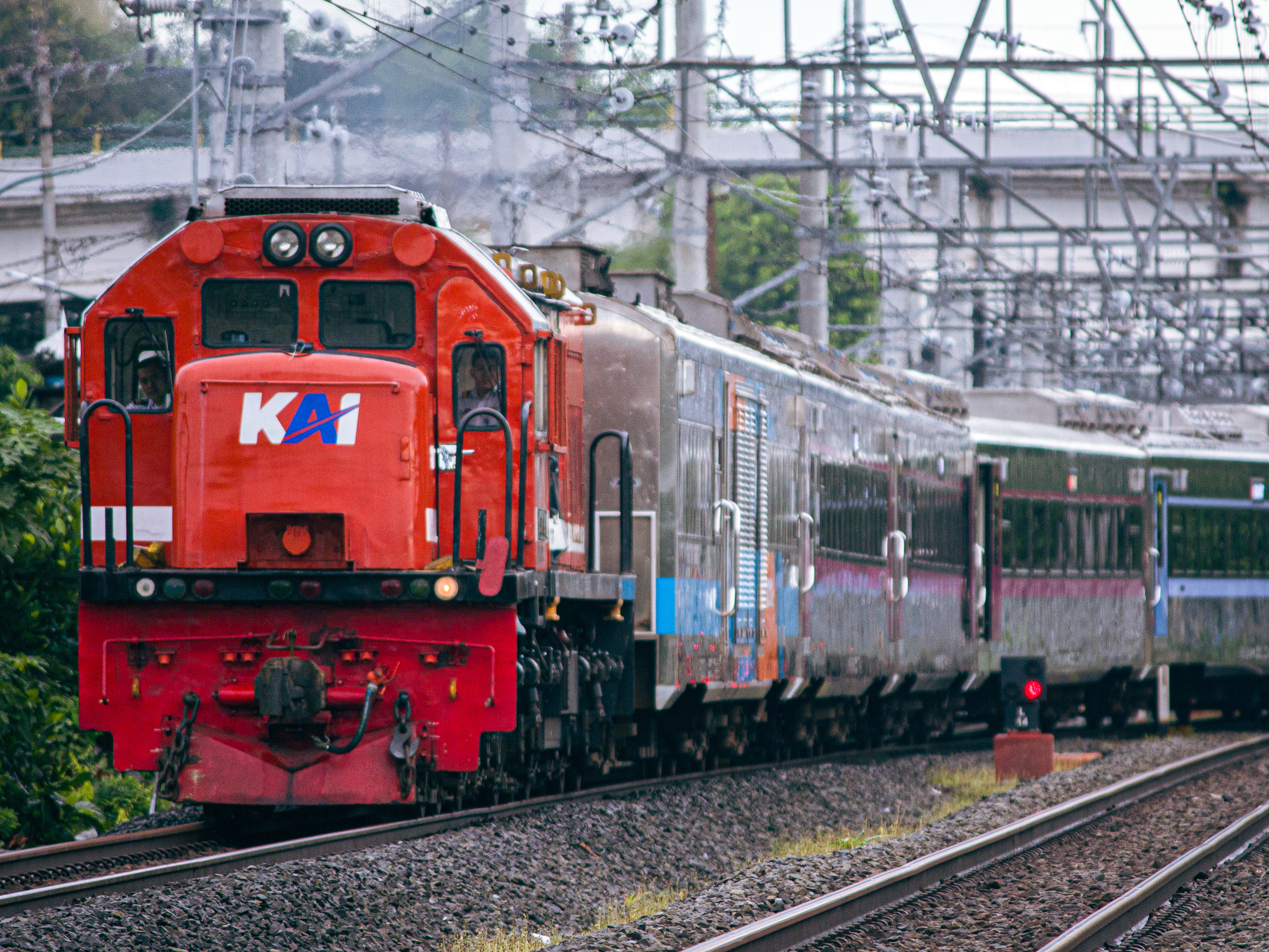 Langsiran rangkaian KA Bogowonto yang dipimpin oleh CC 201 89 16