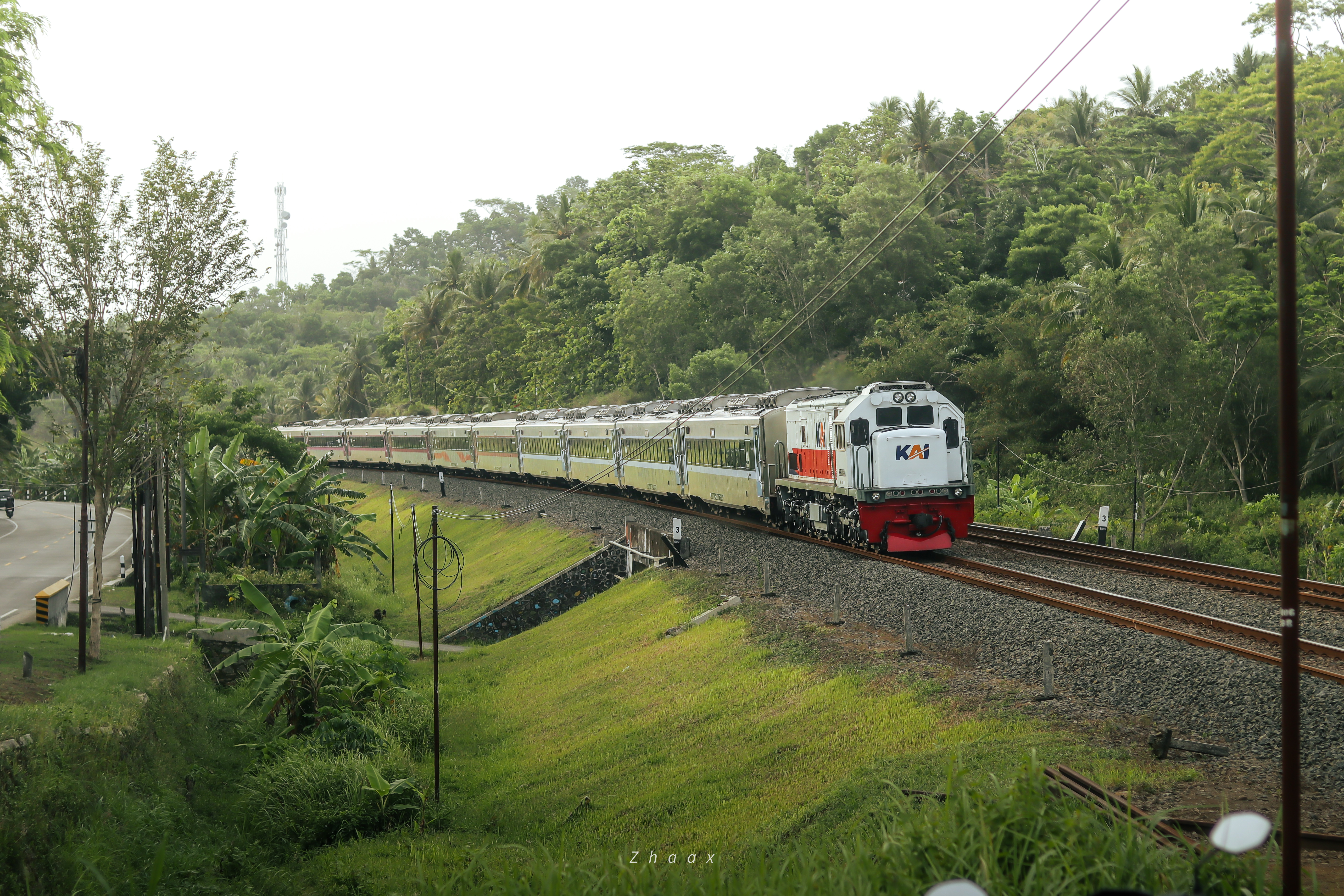 KA Batavia dengan nomor KA 7006 Persiapan melintas langsung stasiun wojo