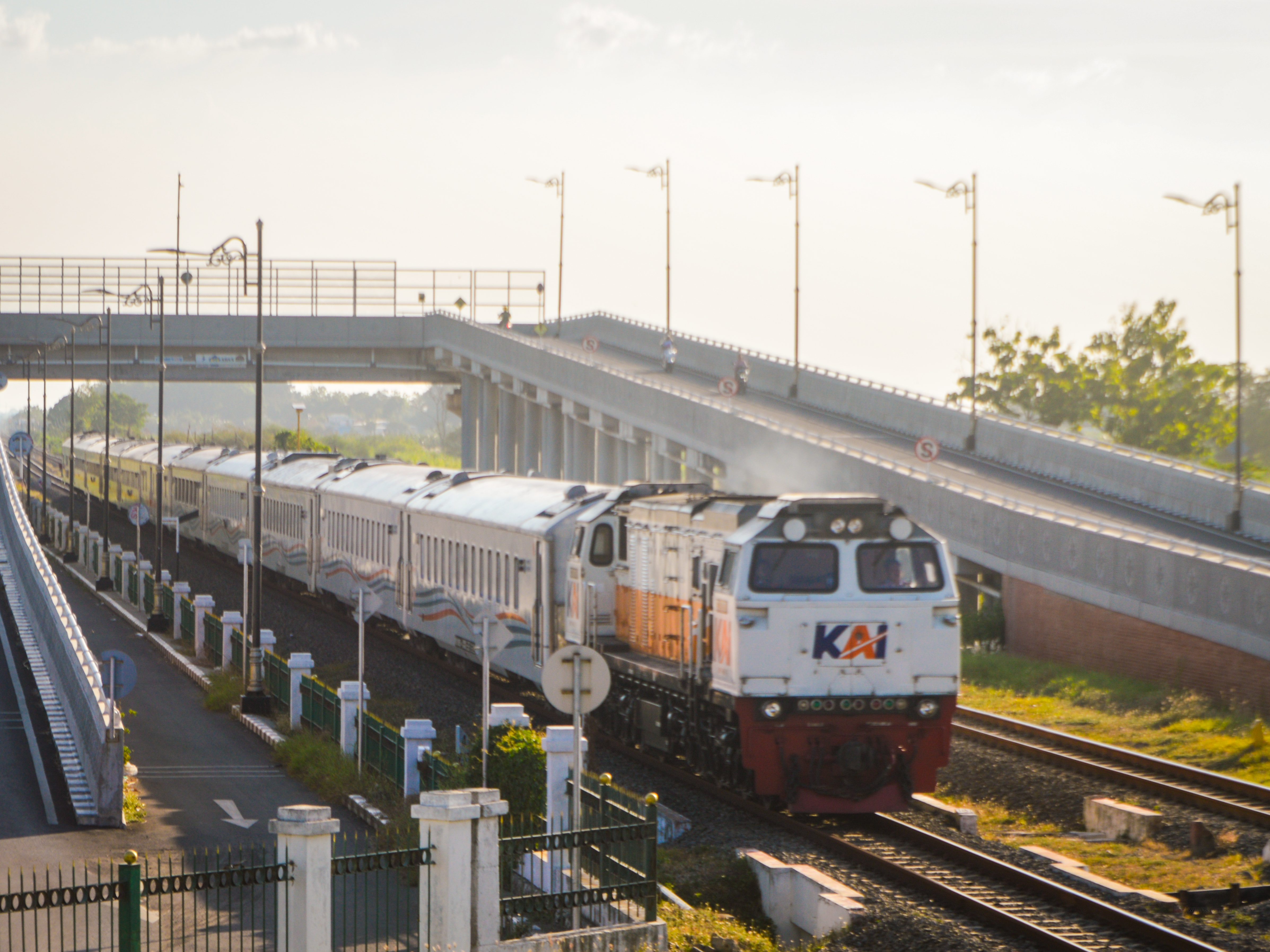 Kereta Ranggajati melewati flyover stasiun kedinding