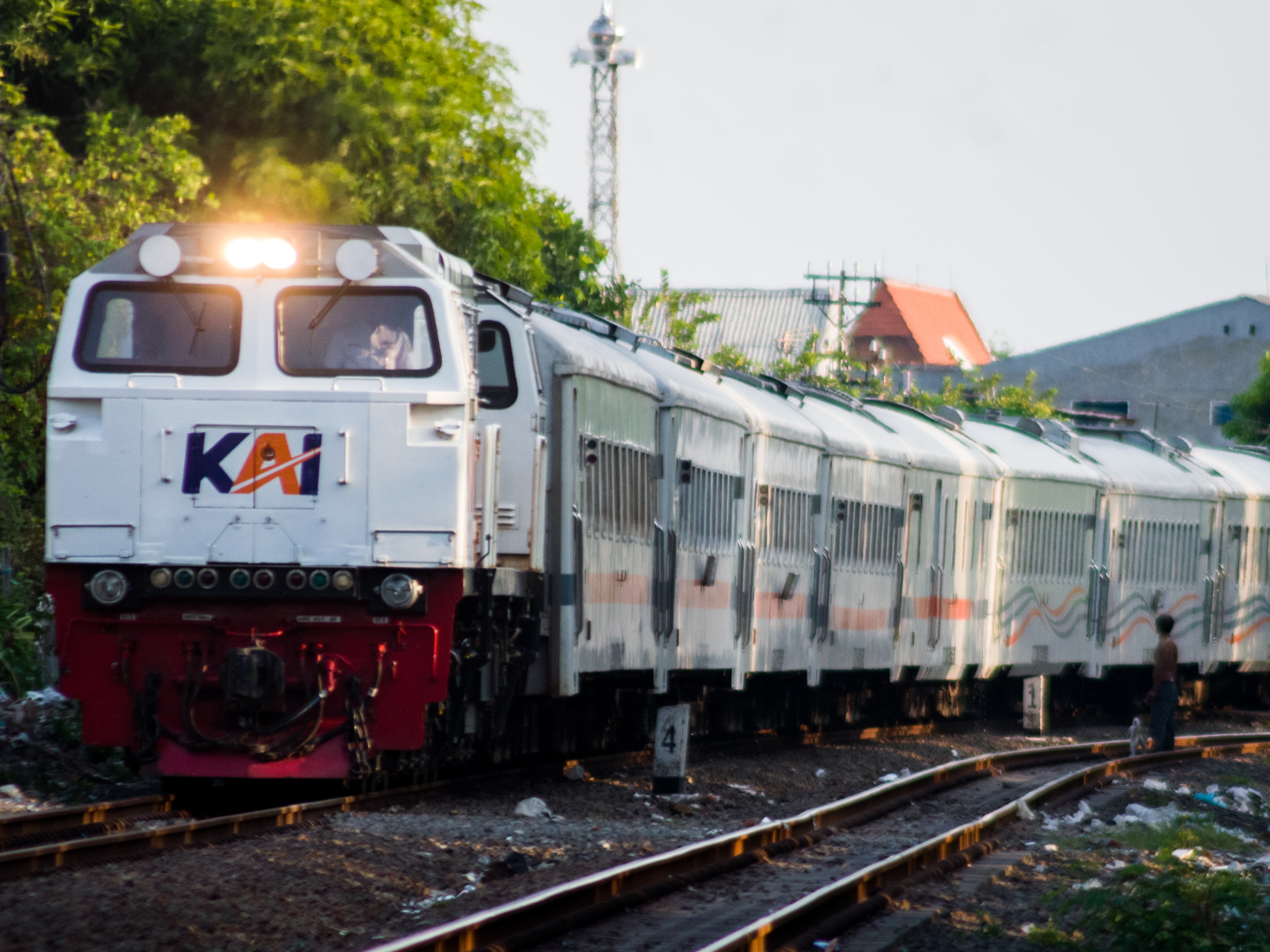 Kereta api Ranggajati persiapan masuk stasiun Surabaya Gubeng
