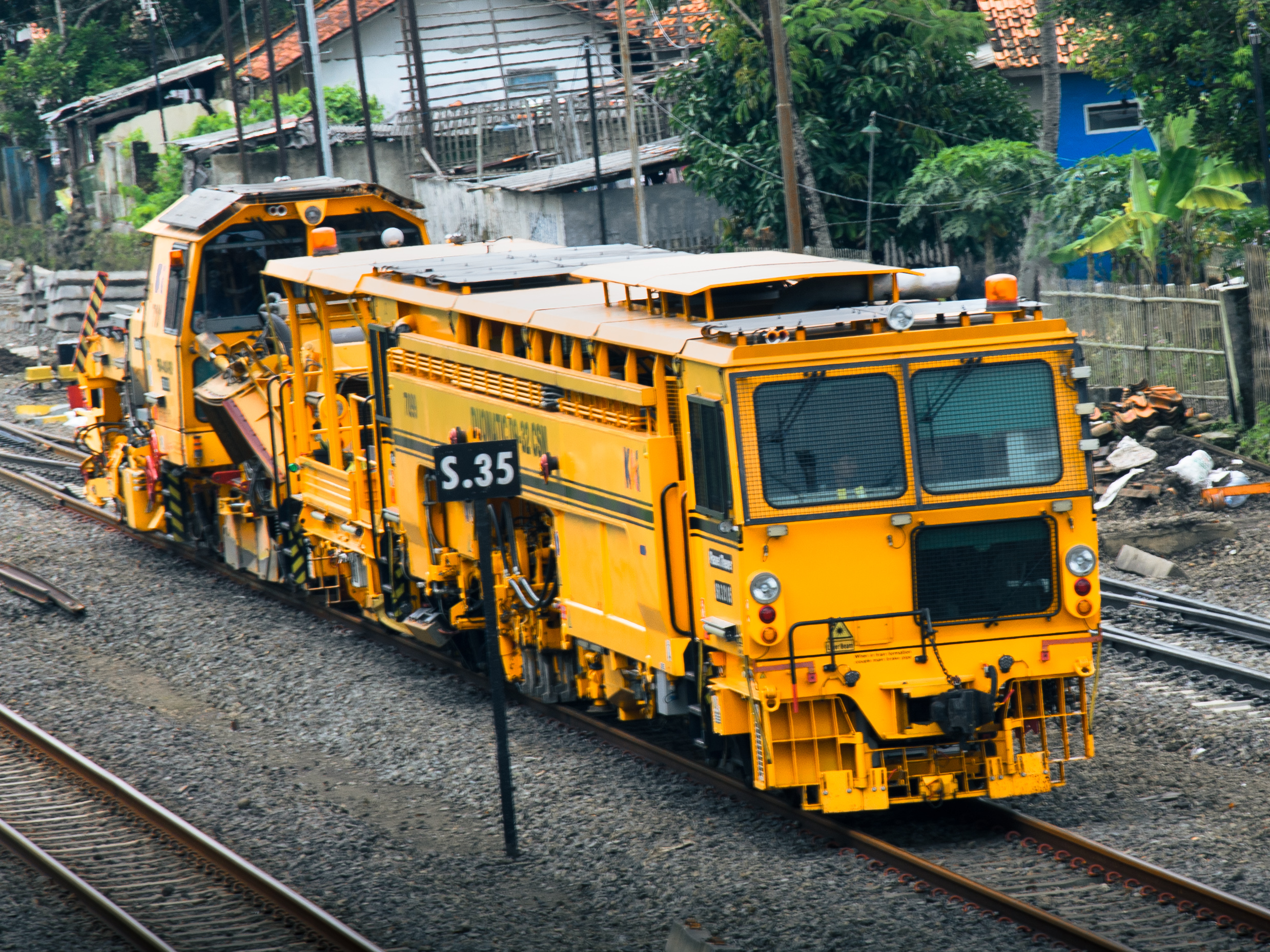 Kereta Duomatic 09-32 CSM atau Kereta Perawatan Jalan Rel (KPJR) di Stasiun Banjar