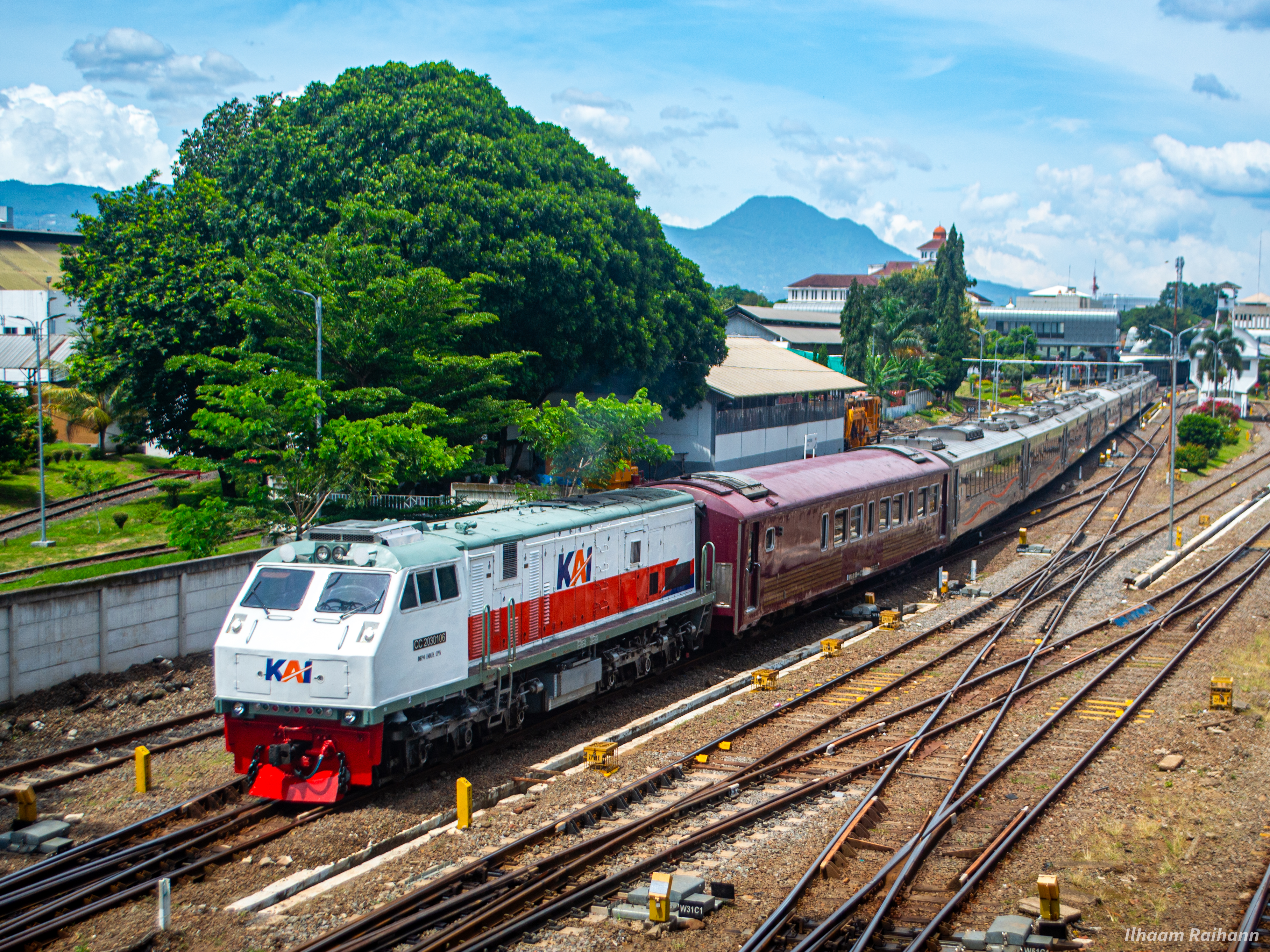 KA Parahyangan idle Pandalungan berangkat dari Stasiun Bandung.