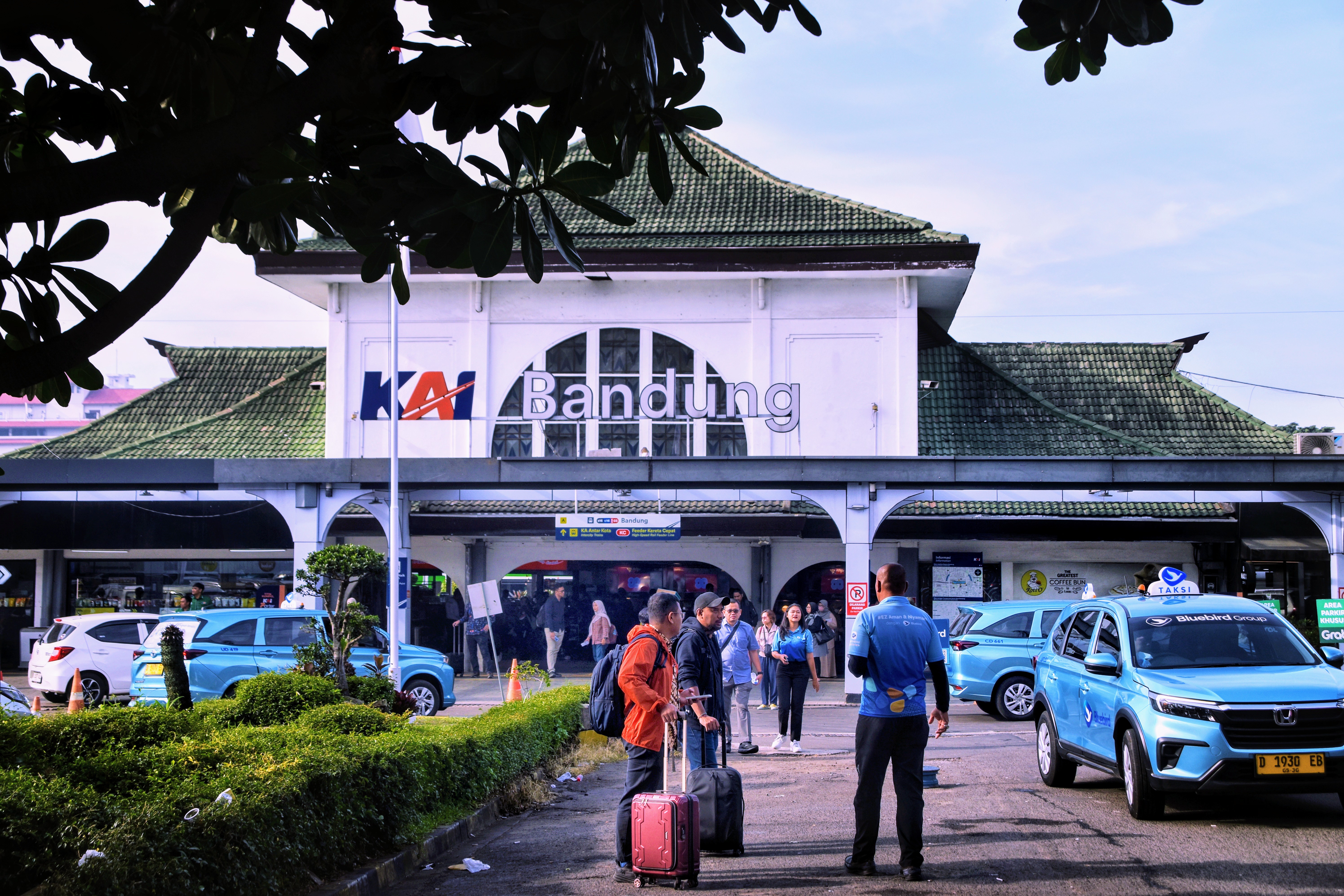 Suasana penumpang di stasiun bandung