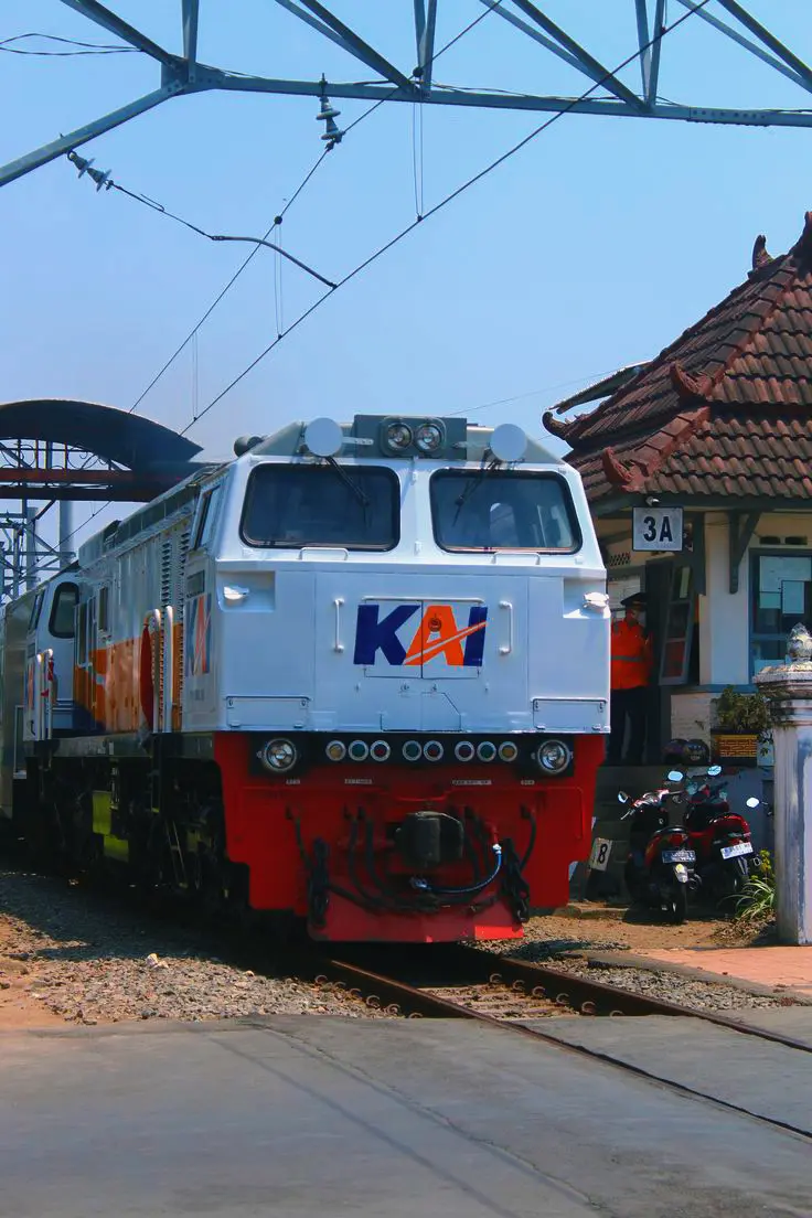 "Lokomotif KAI di Stasiun Lawas dengan Sentuhan Jawa"