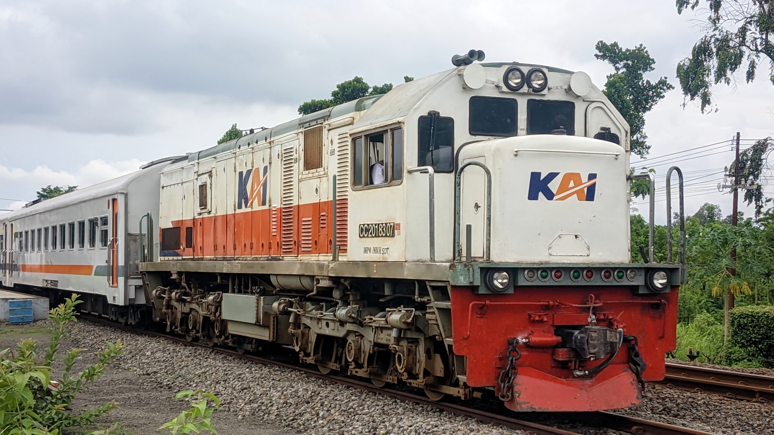 Kereta Commuter Line Penataran ditarik Lokomotif "Bader"