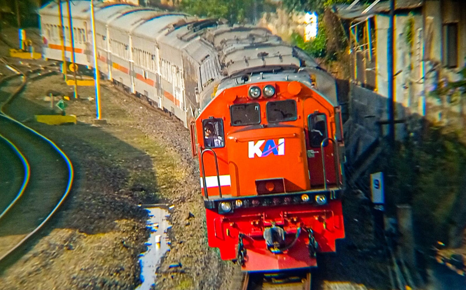 Kereta Ijen Express Melintas Viaduct Malang kota baru