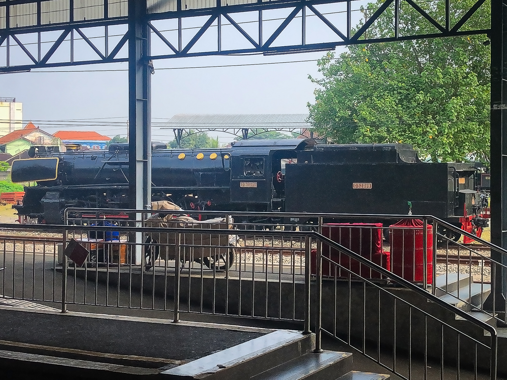 Kereta Klasik D52099 Terparkir di Stasiun Purwosari