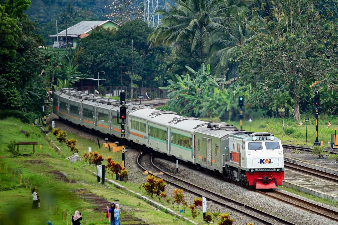 Kereta Api Madiun Jaya di Stasiun Karangsari