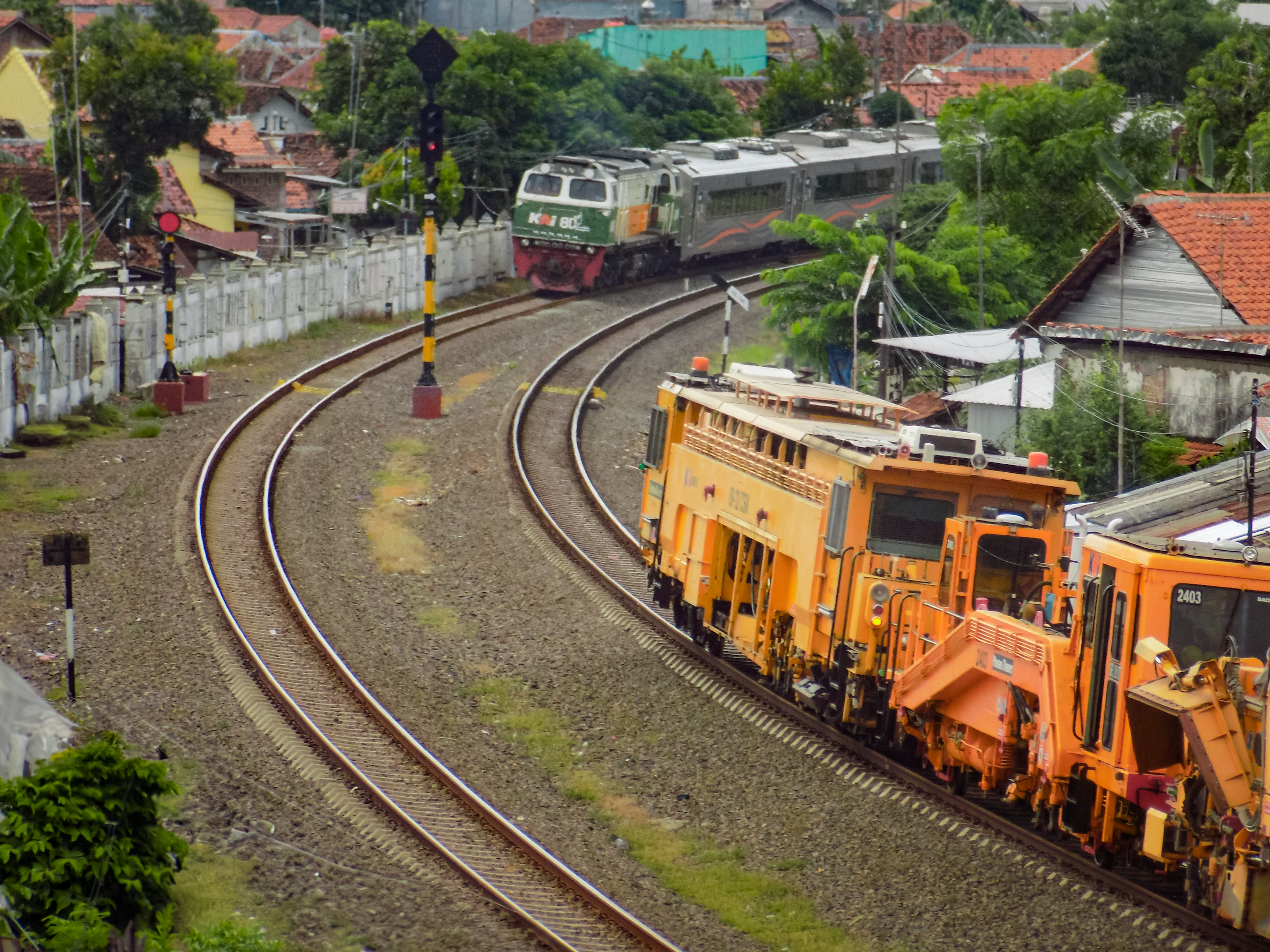 Ketika Kereta Penumpang Berpapasan dengan Kereta Perawat Jalan Rel
