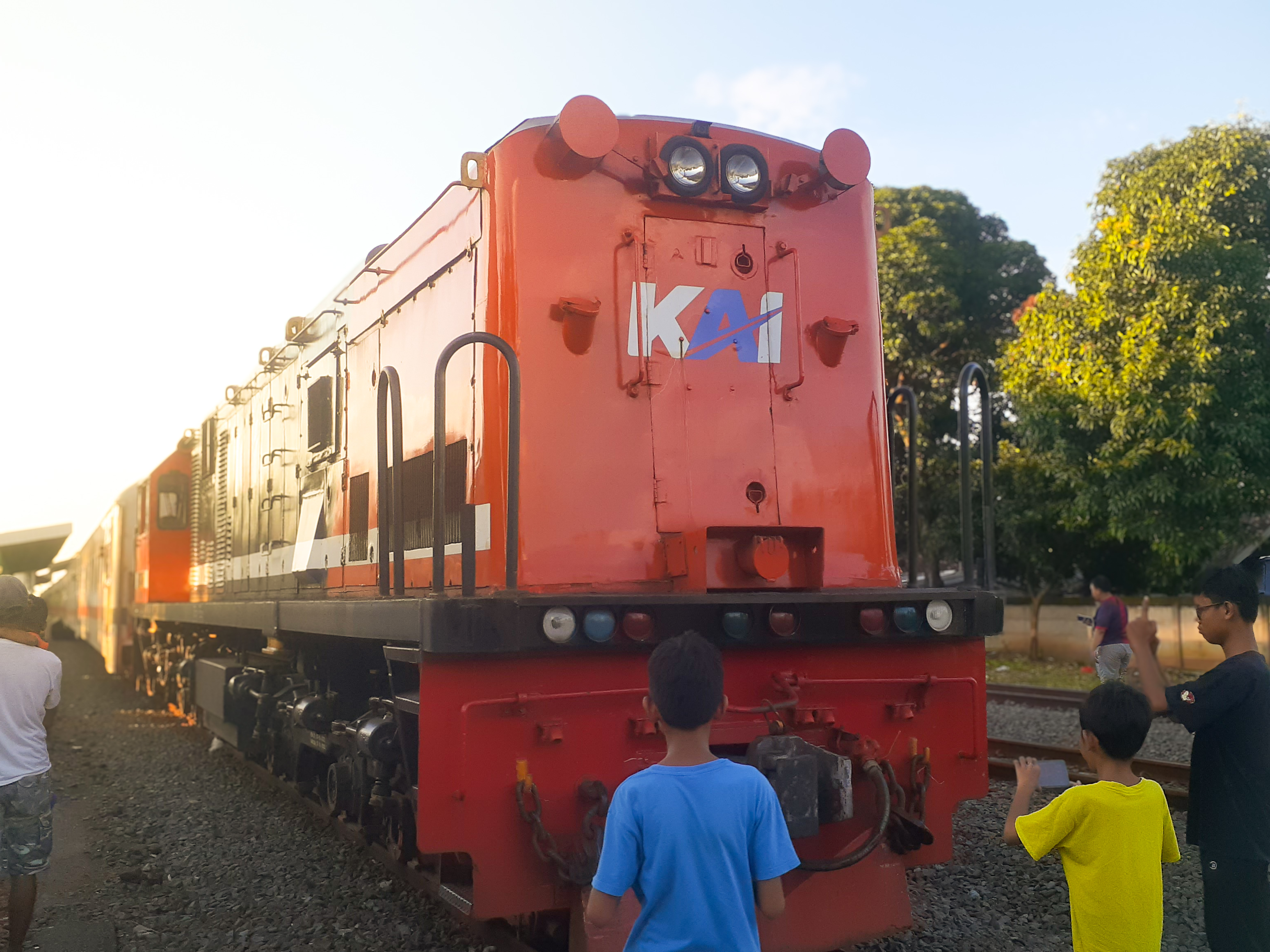 Si merah menarik ka lokal dengan gagah