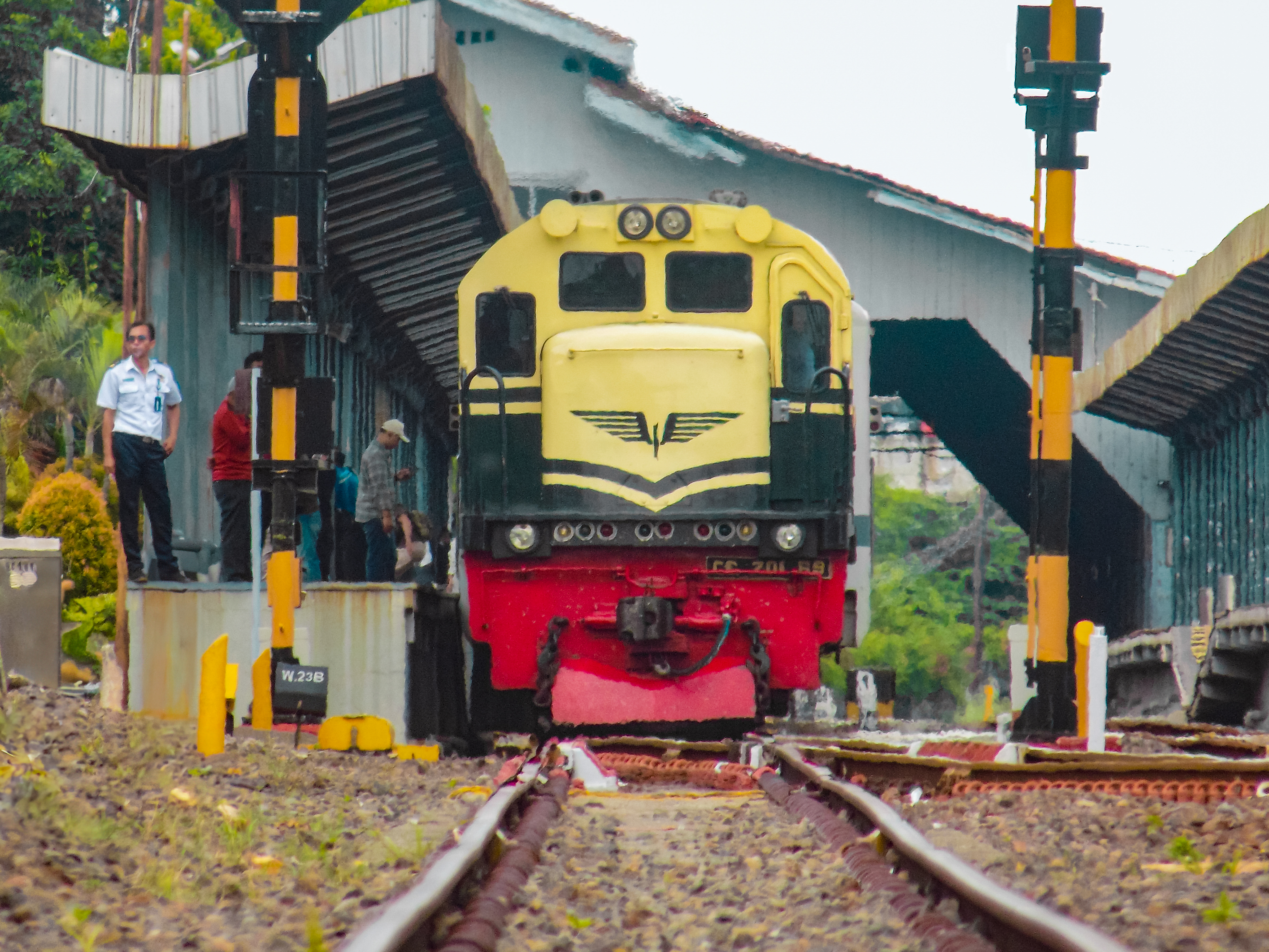 Sang Legenda Lintas Jawa Lokomotif CC 2018331 Livery Vintage di Stasiun Pekalongan