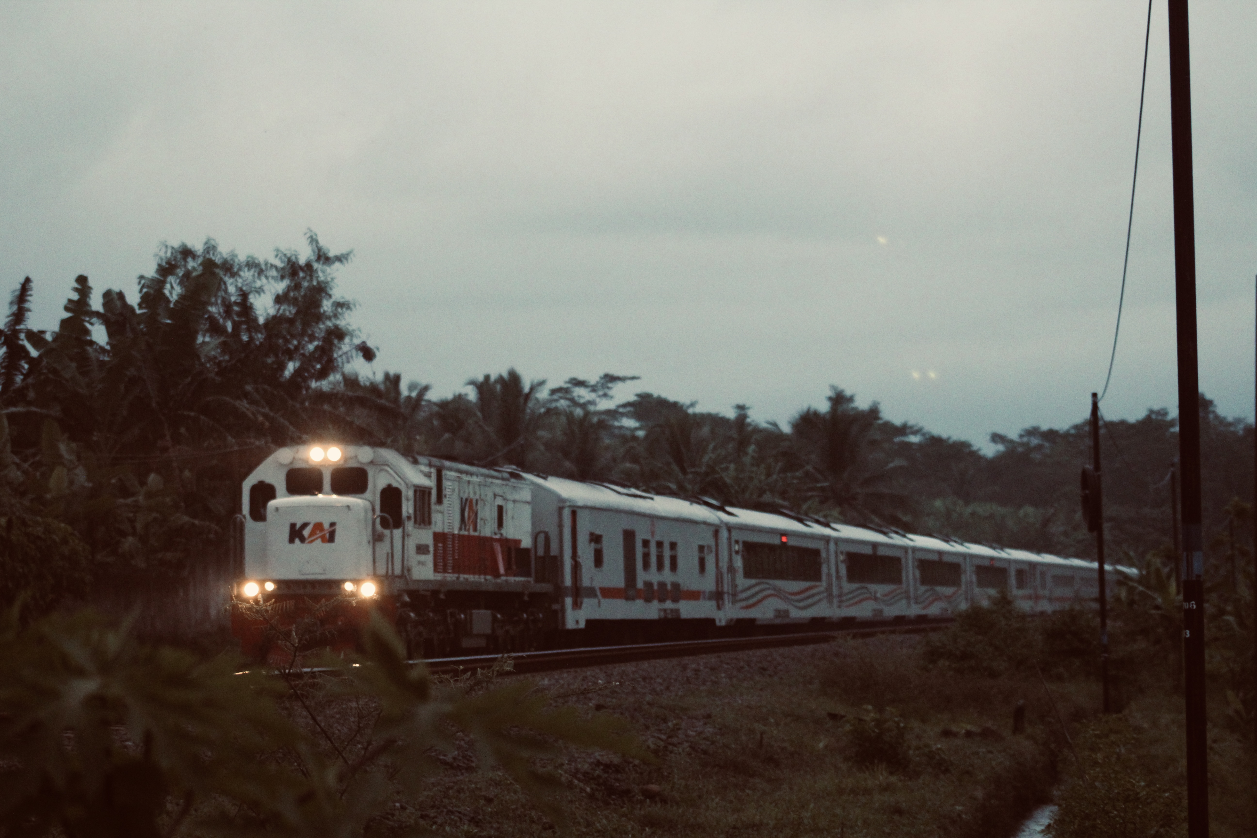 Kereta Bangunkarta melintas petak Spot Kediri