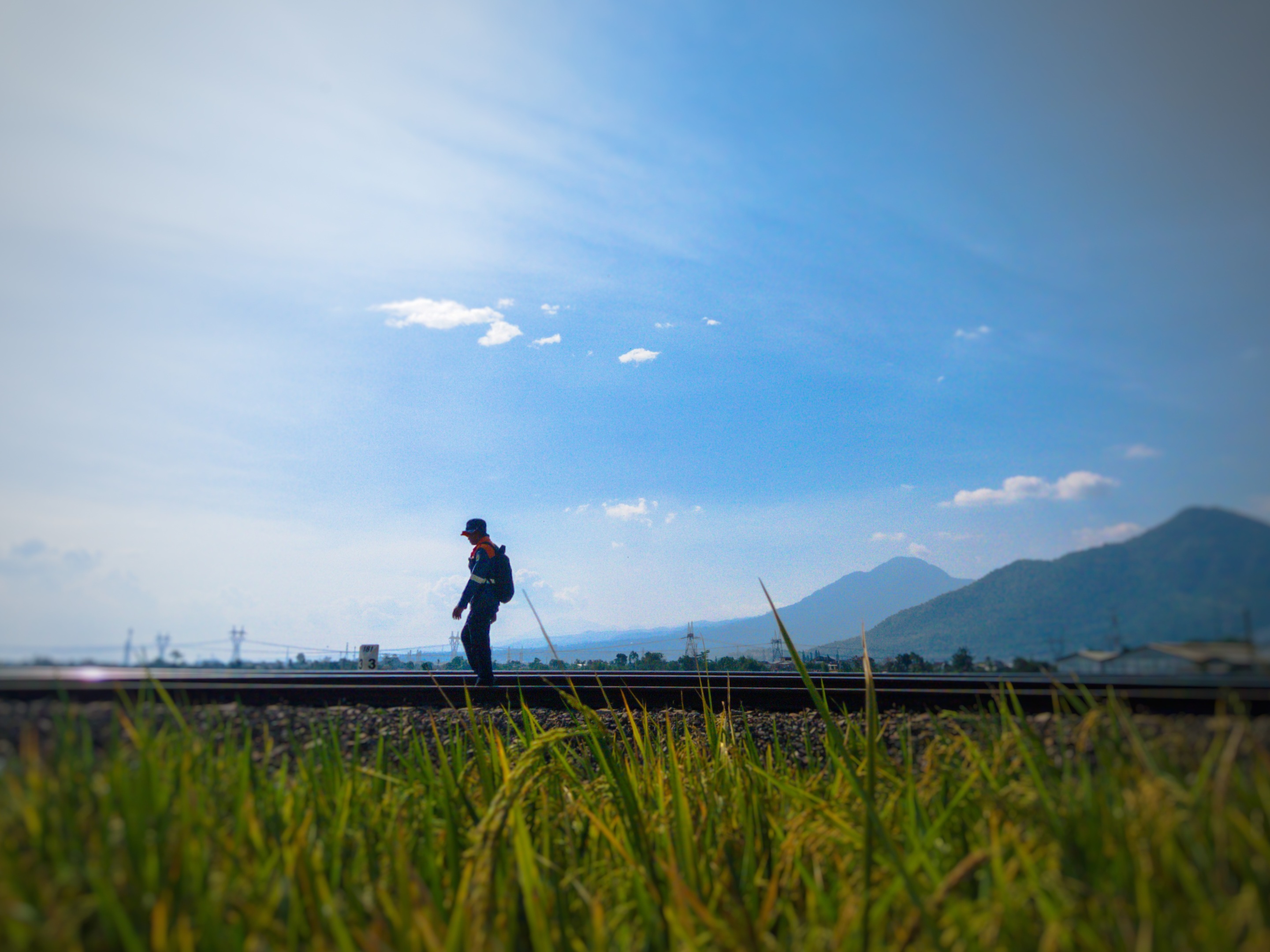 Petugas Pemeriksa Jalur (PPJ) Sedang Berjalan Melewati Tikungan Besar Cicalengka.