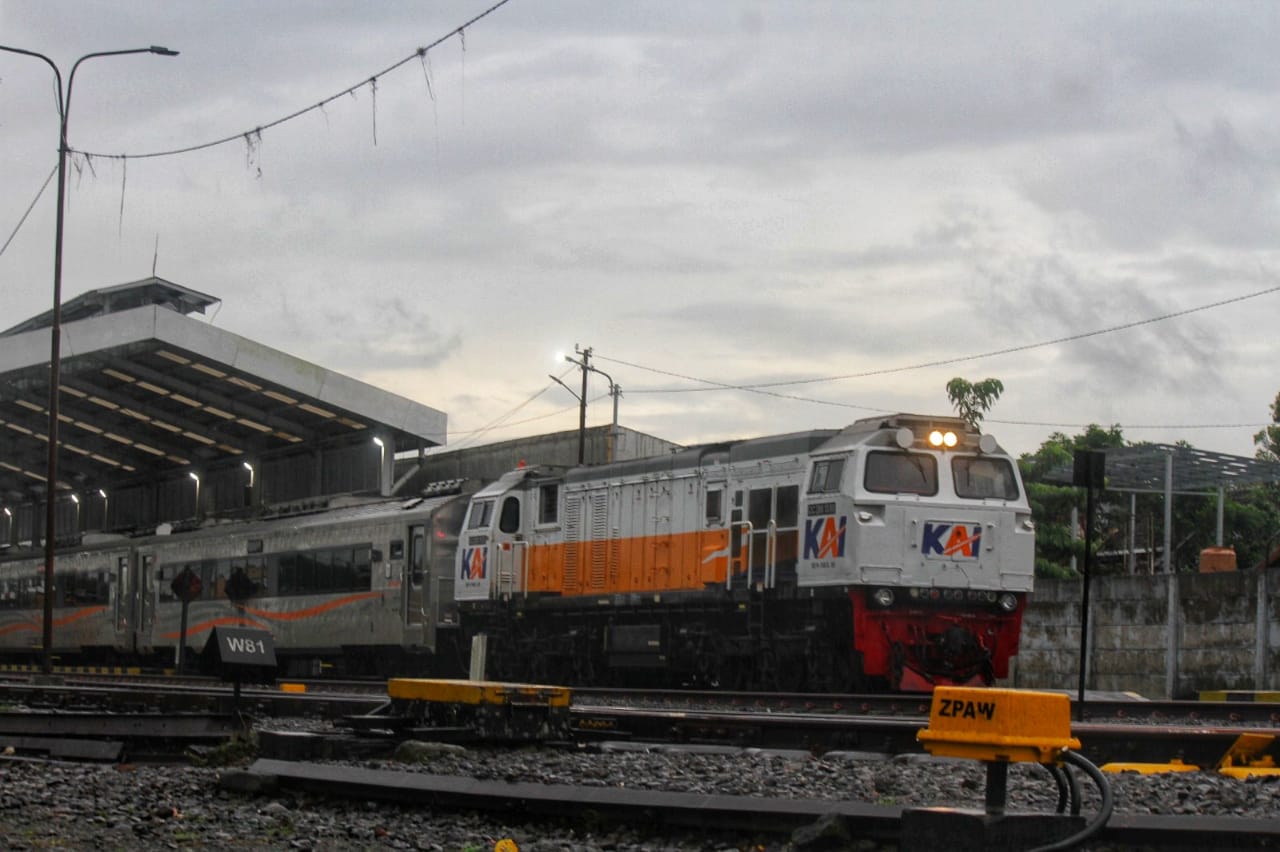 KA 9 Argo Wilis Relasi Surabaya Gubeng - Bandung Tiba Di Stasiun Tasikmalaya.Dengan Cuaca Yang Saat Itu Hujan Gerimis