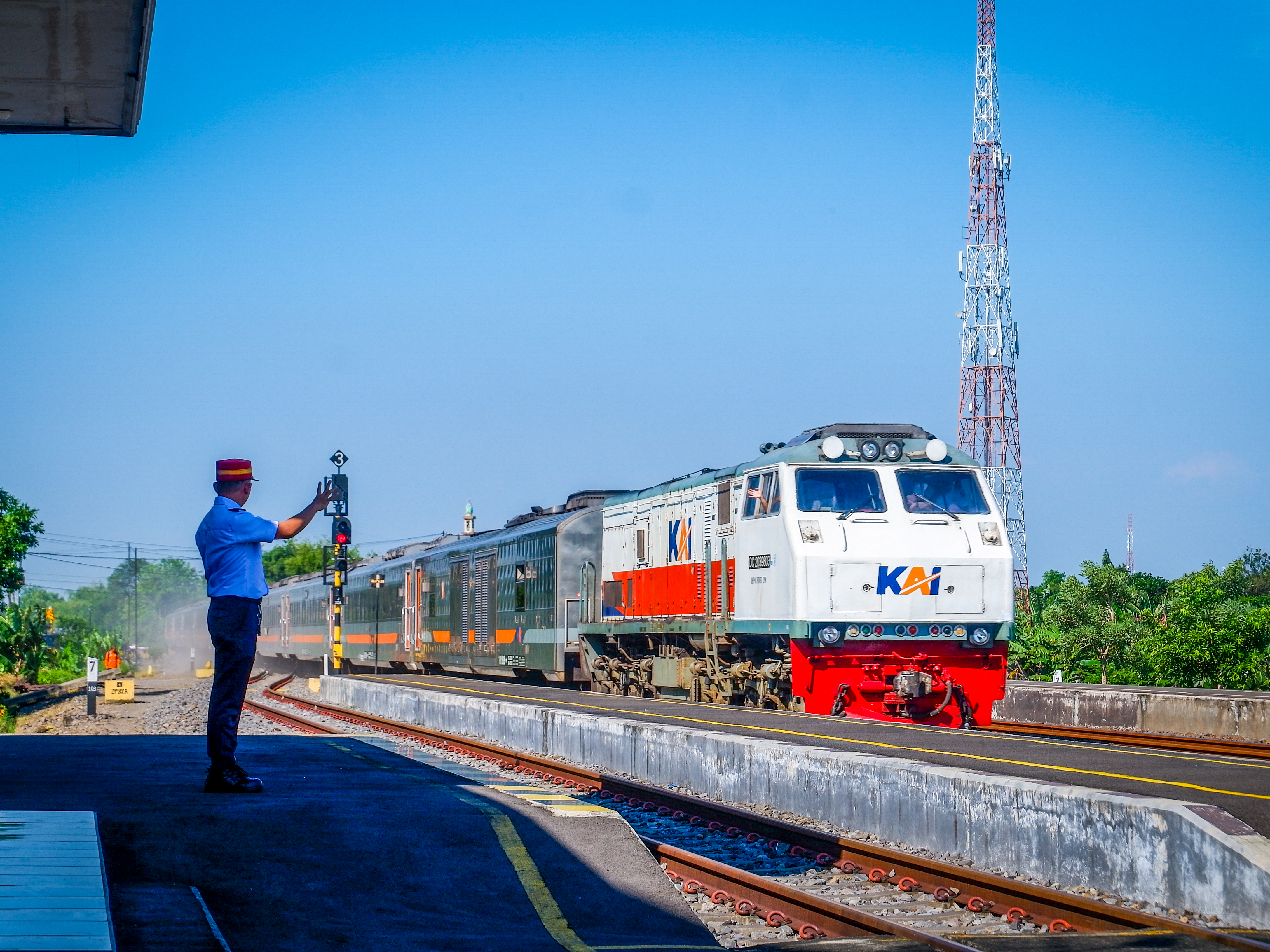 PPKA siap Kereta Sancaka melaju dengan kencang di Stasiun Baron