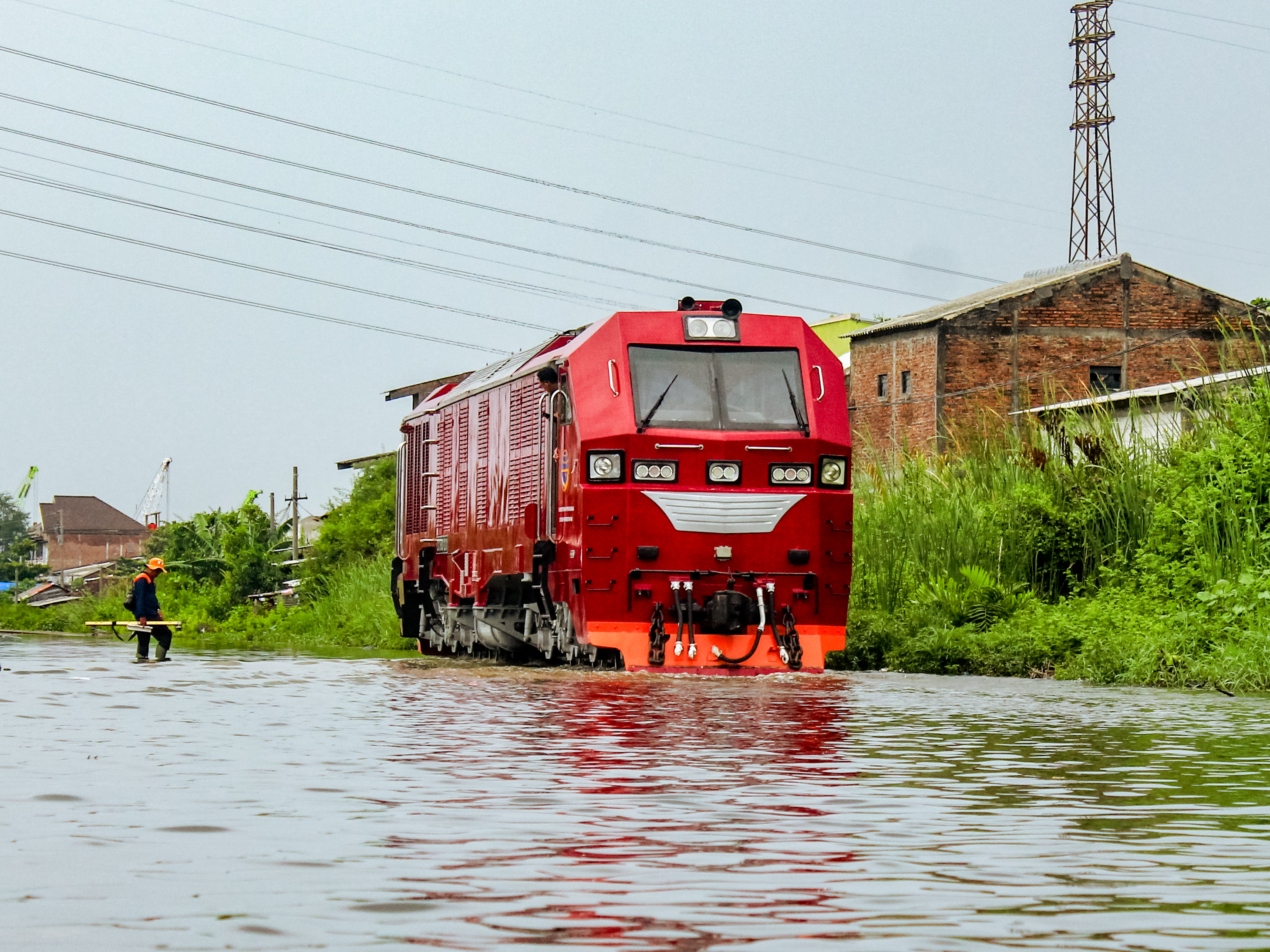 CC 300 menerjang banjir di Semarang