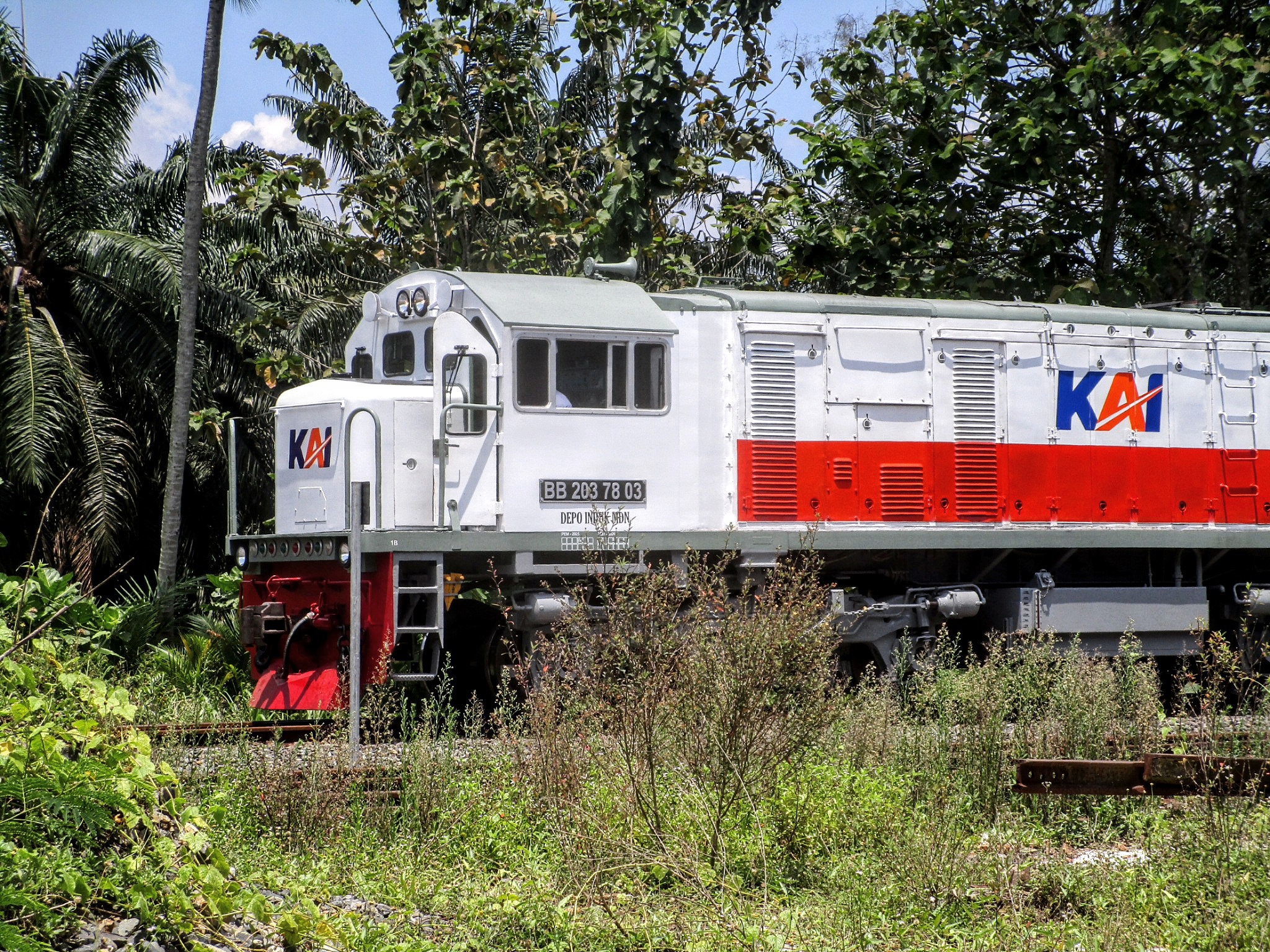 LOKOMOTIF BERKABIN UNIK DARI DIVRE 1 SUMATRA UTARA