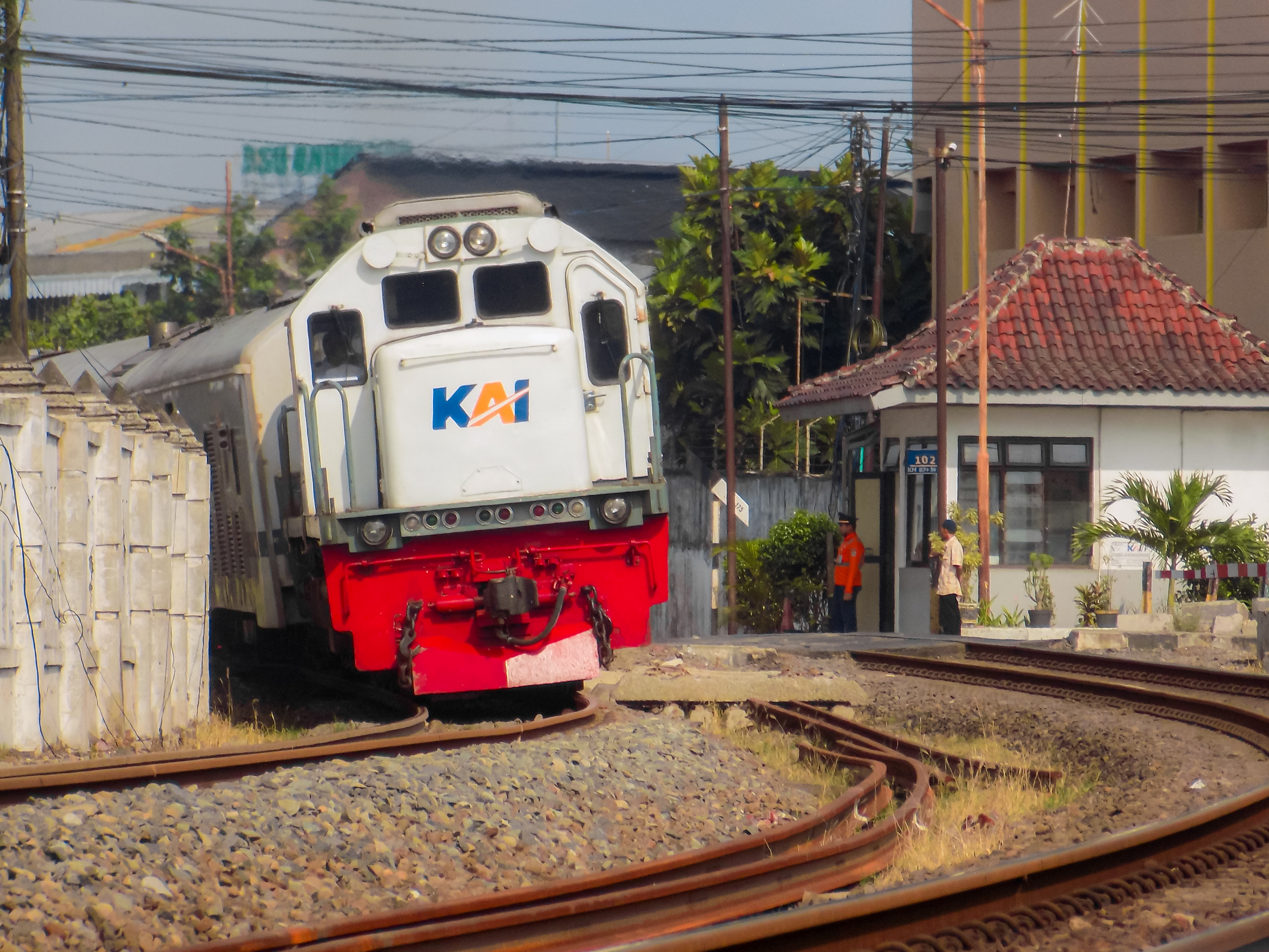 Aktivitas Pagi di Rel Kereta Api Pekalongan