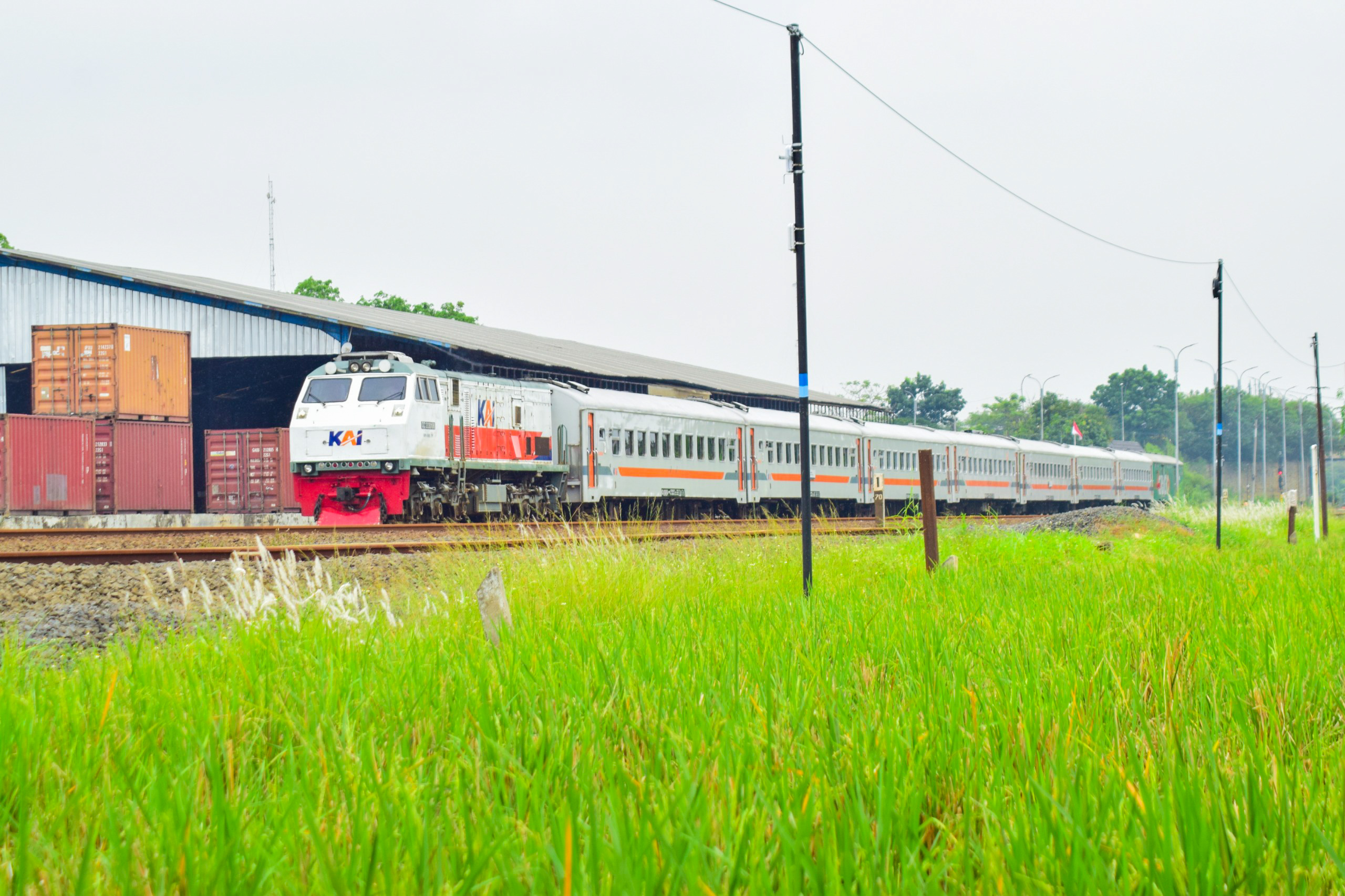 Kereta Serayu Pagi Melintas Langsung Stasiun Klari