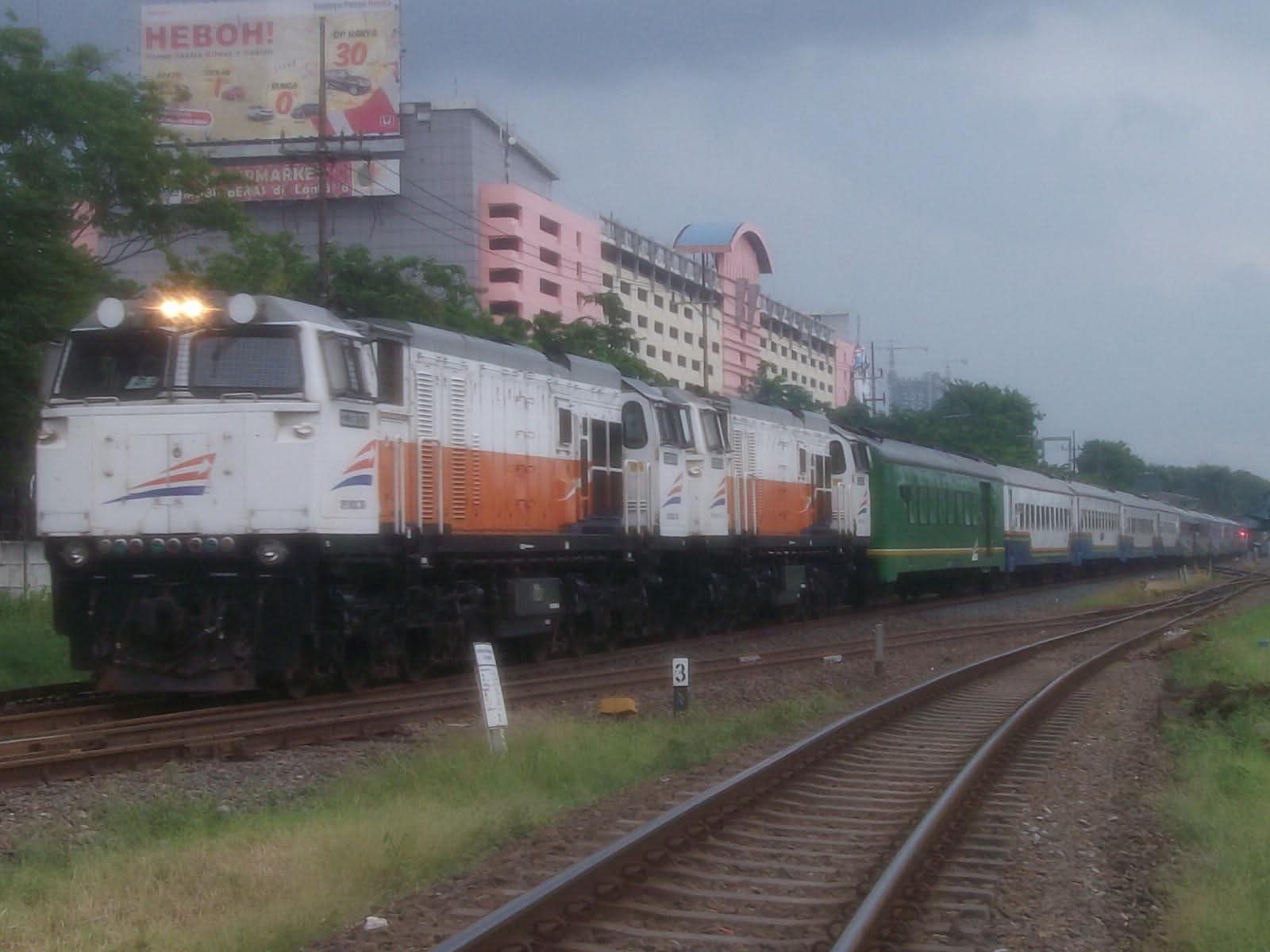 KA Sancaka Sore tujuan Yogyakarta berjalan berduaan